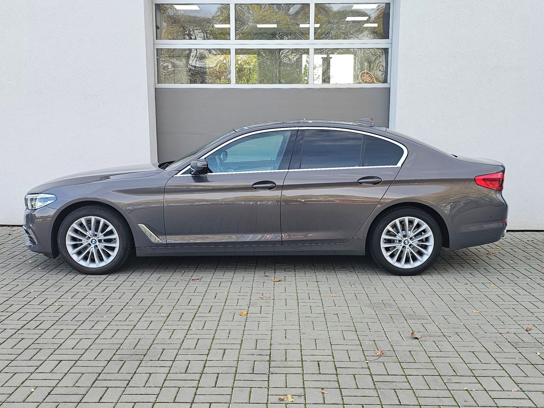 BMW Řada 5, 520d xDrive Individual - fotka 4