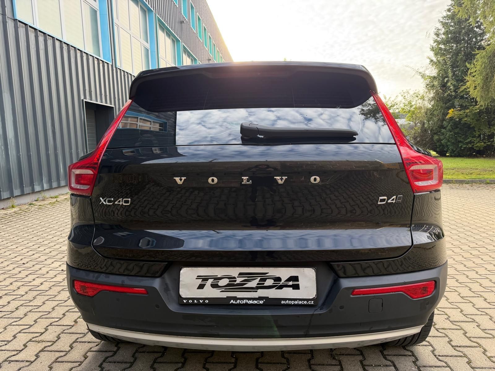 Volvo XC40, 2,0 D D4 AWD Momentum - fotka 4