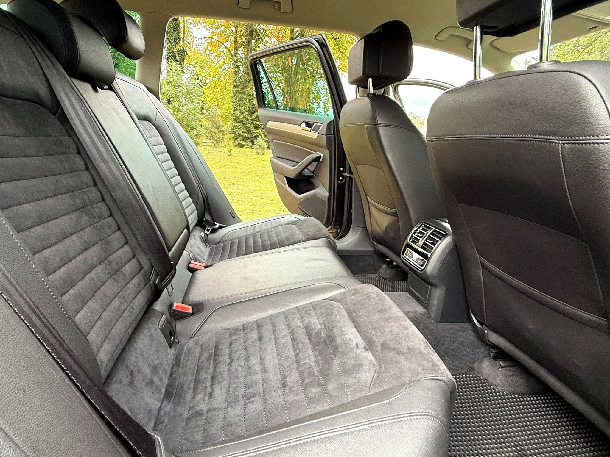 Volkswagen Passat, 2.0, R-Line, Alcantara - fotka 5
