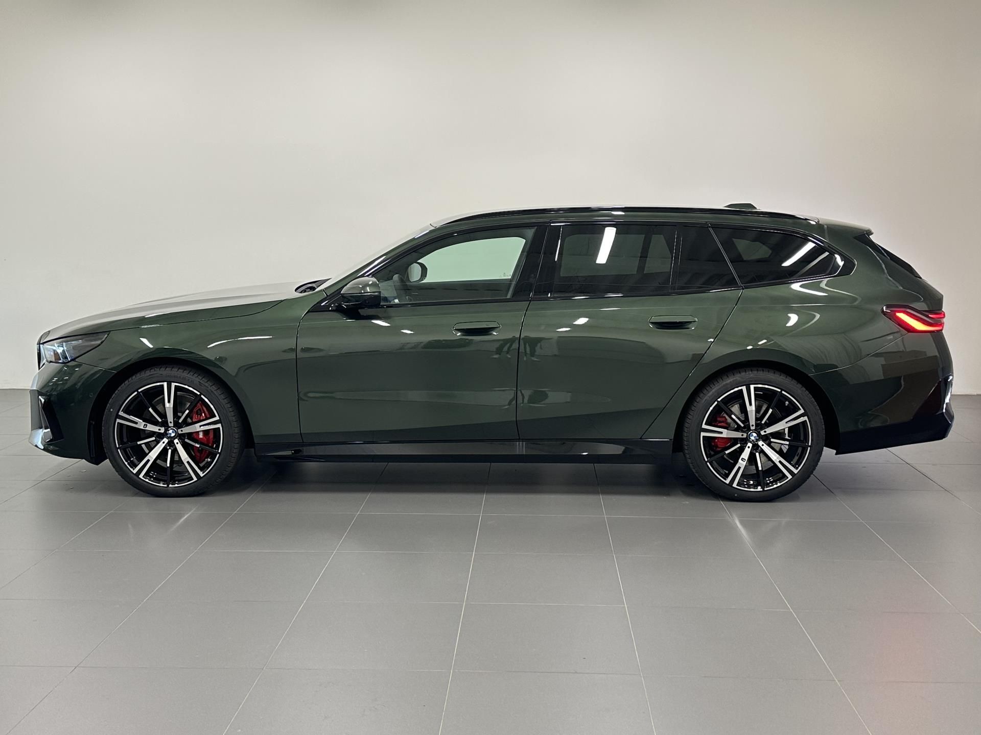 BMW Řada 5, 540d xDrive Touring - fotka 2