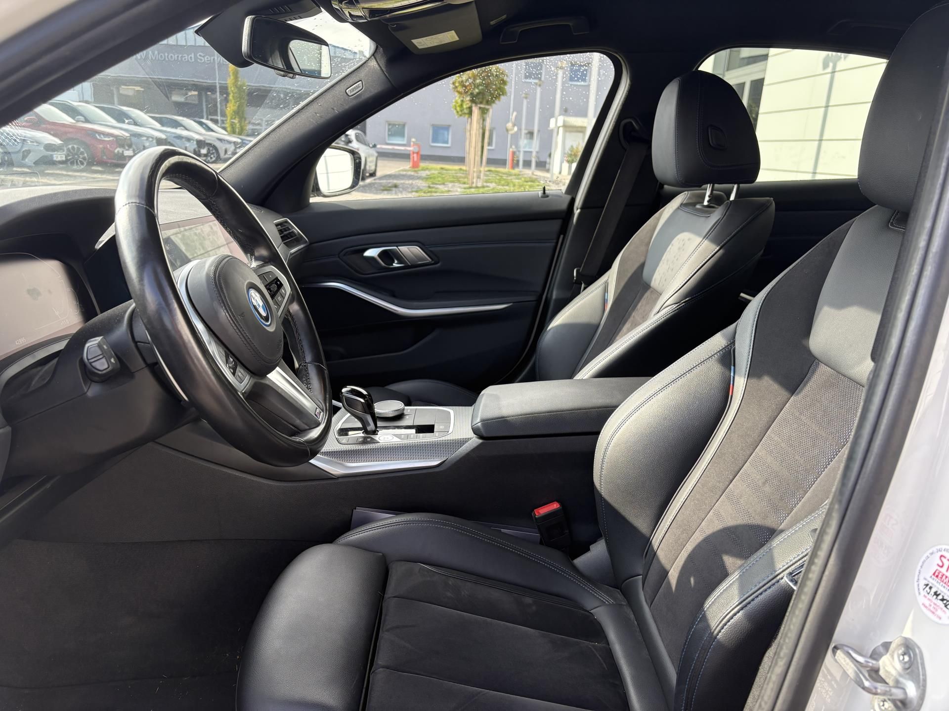 BMW Řada 3, 330e xDrive,Mpaket,Plug-in - fotka 3