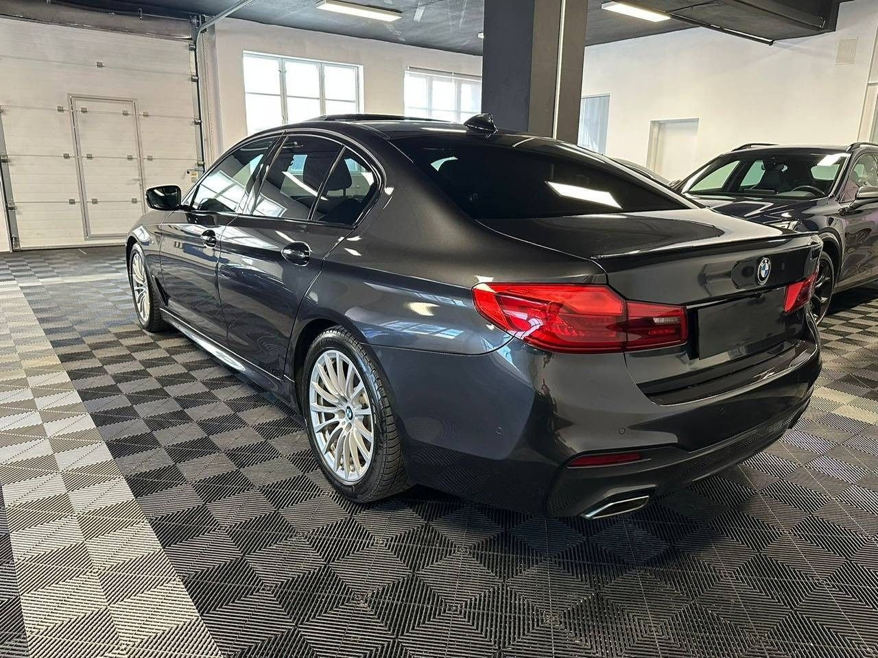 BMW Řada 5, 540i xDrive - fotka 3