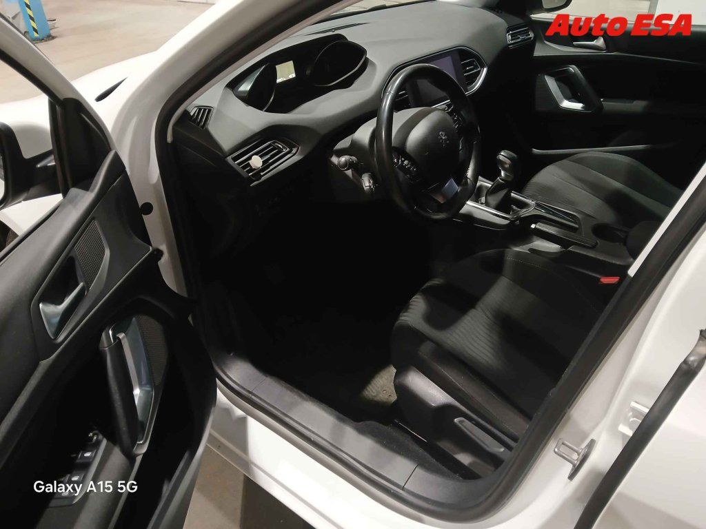 Peugeot 308, 1.2 PT,ČR - fotka 3