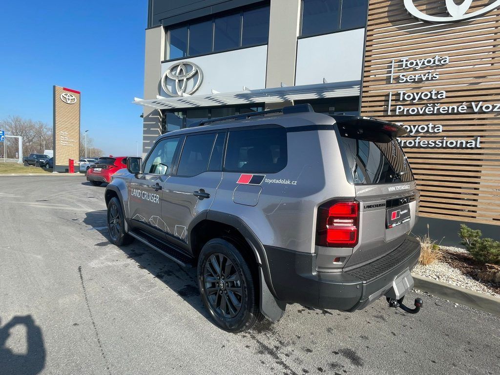 Toyota Land Cruiser, 2.8D 8AT 4x4 Executive Skyview - fotka 3