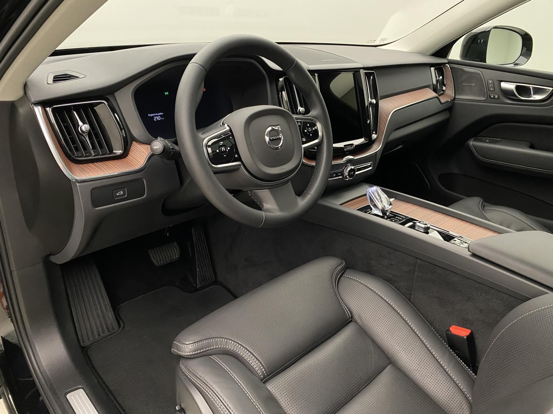 Volvo XC60, B4 AWD DARK PLUS AUT - fotka 4