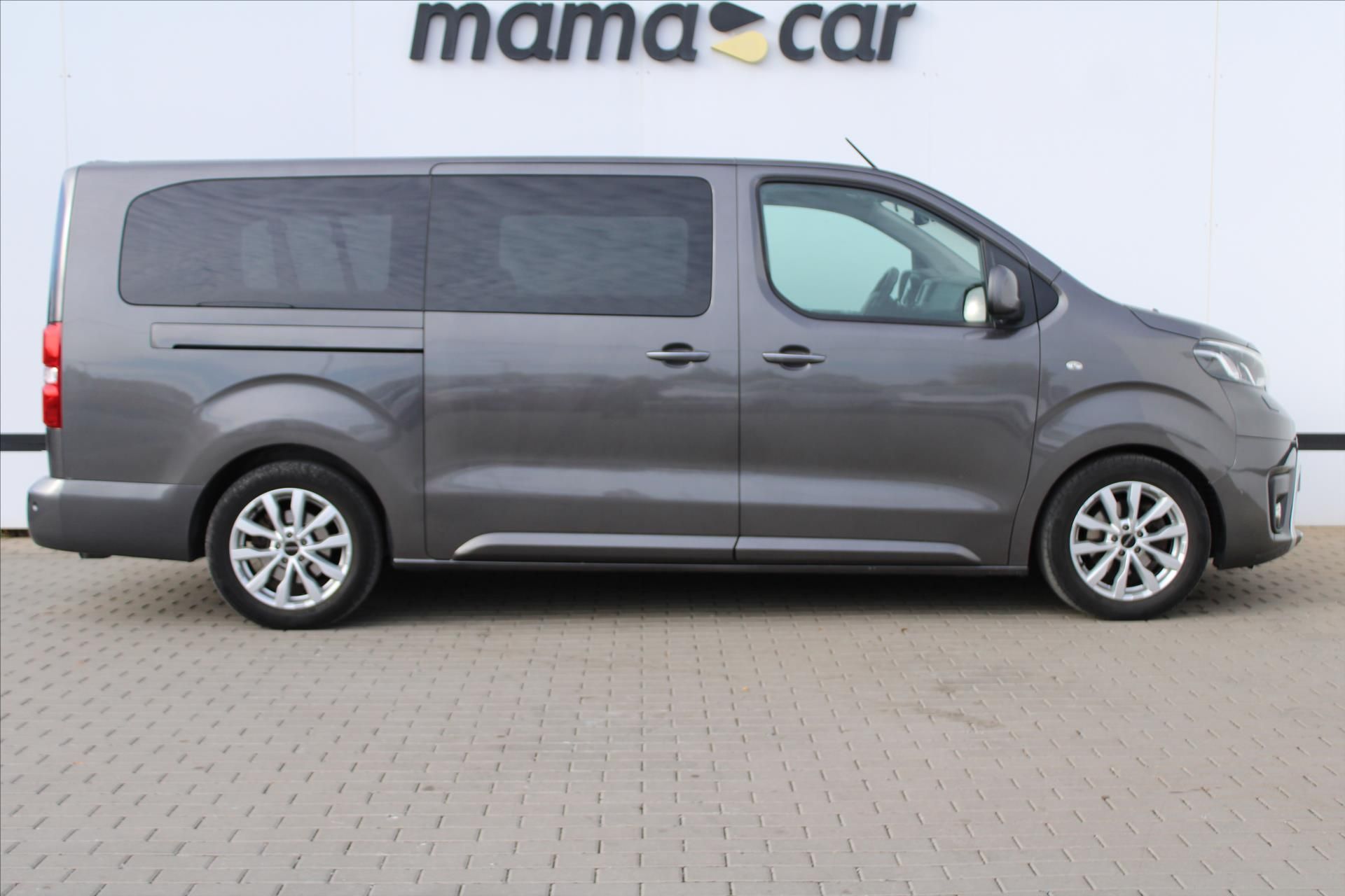 Toyota Proace, 2.0 D 130kW L2 SERVISNÍ KN. - fotka 2