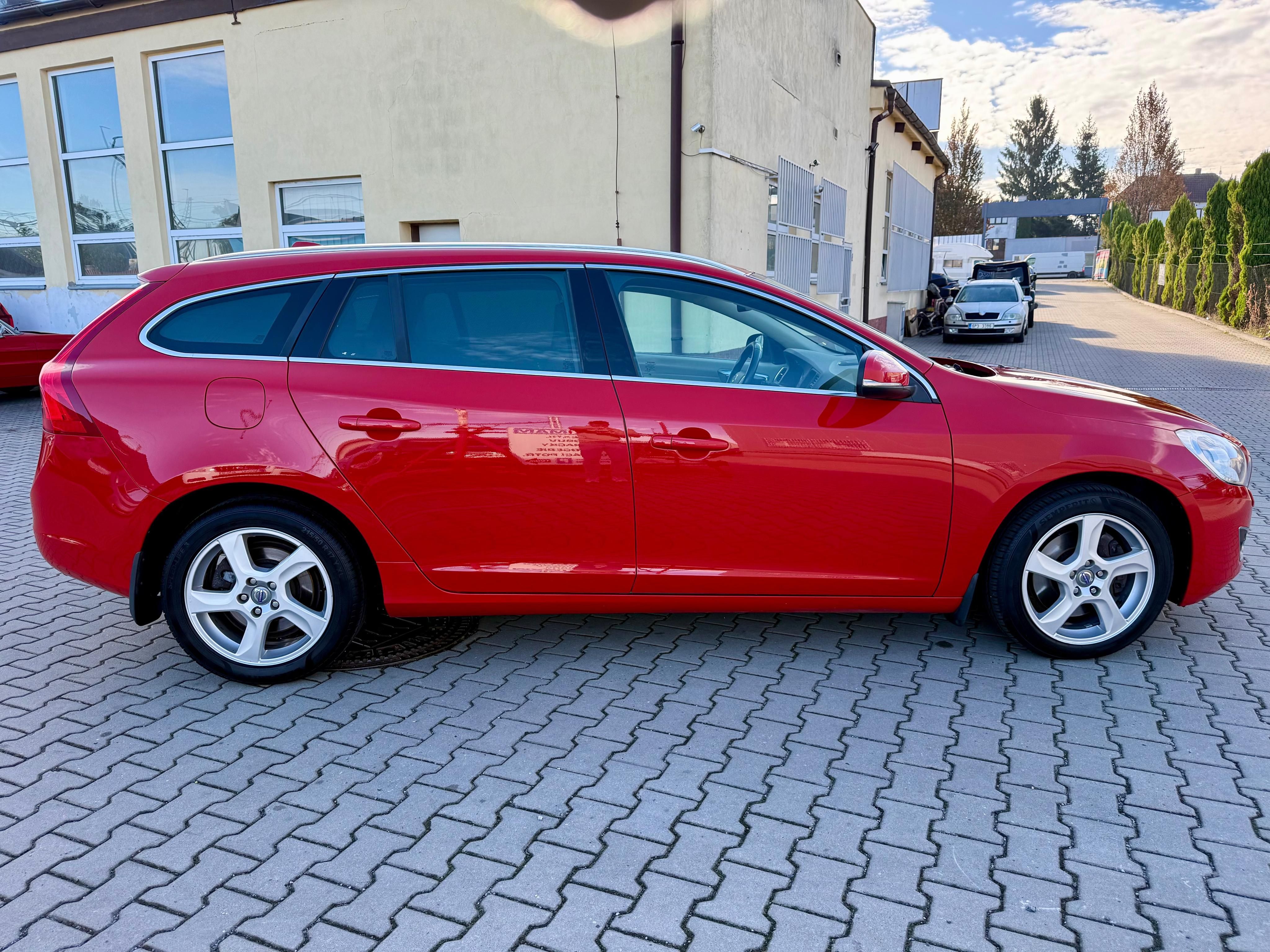 Volvo V60, 2.4 D5 AWD 151kw, 1. Majitel - fotka 3
