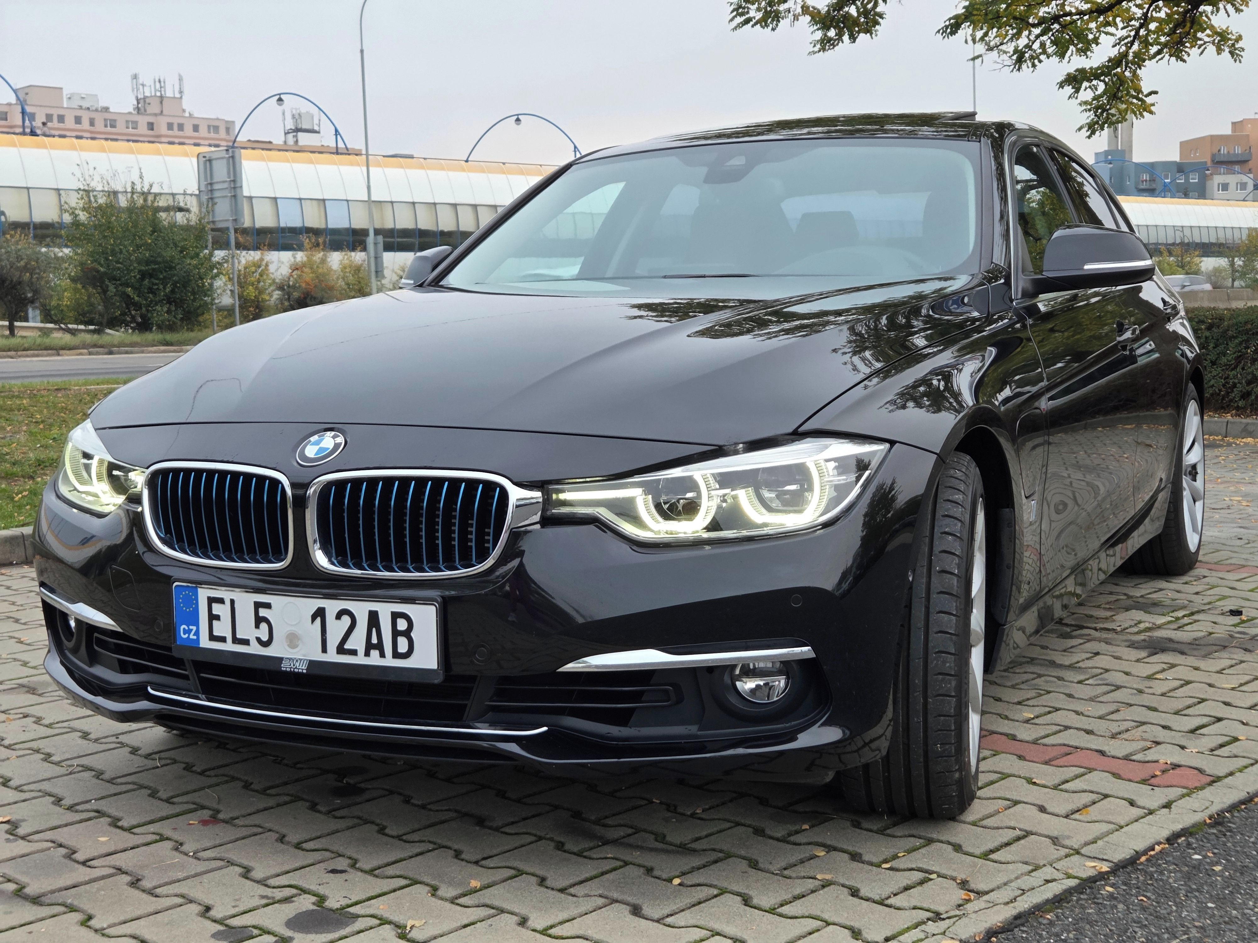BMW Řada 3, Bmw 330e (F30 LCI) malý nájezd - fotka 3