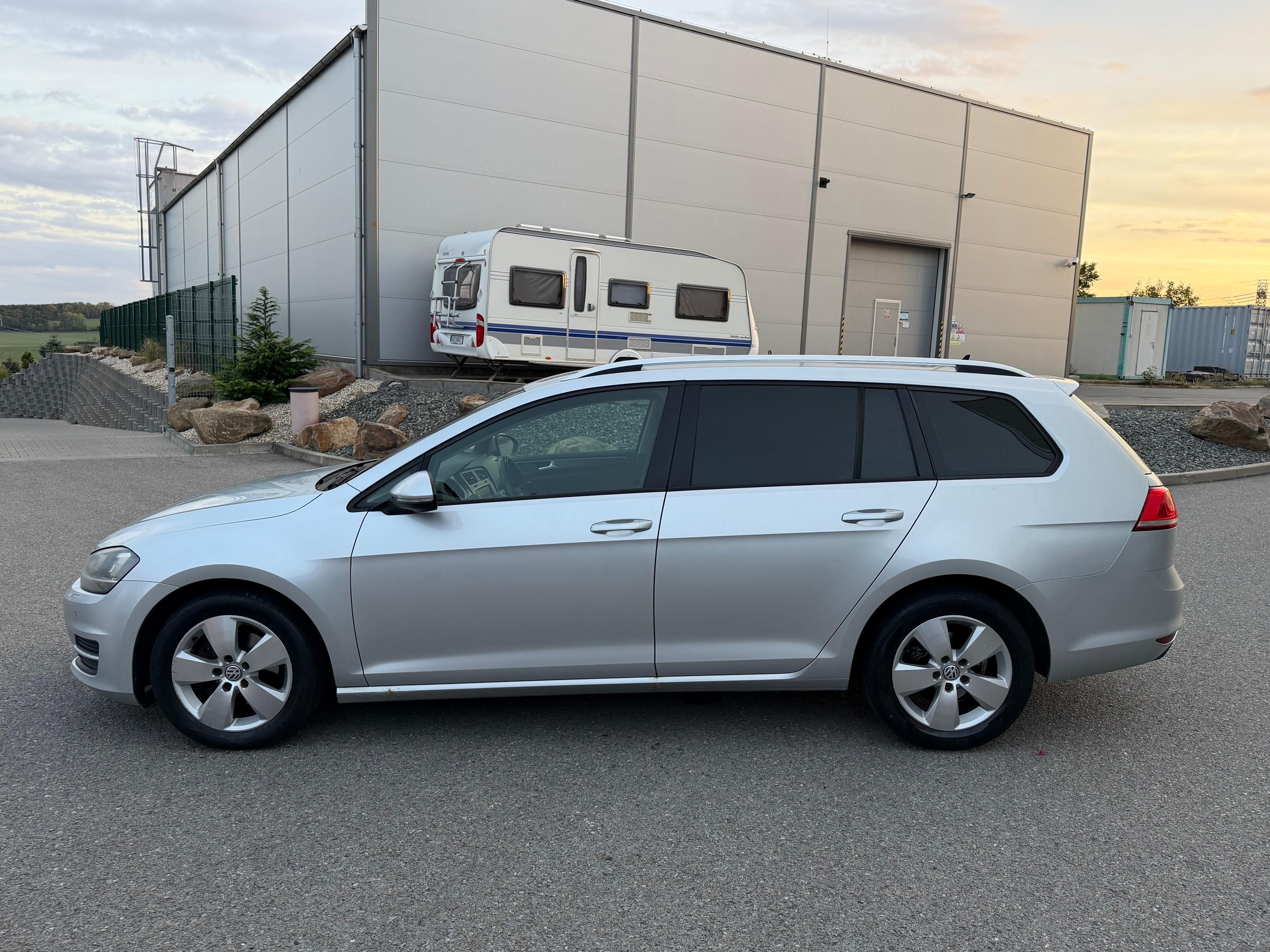 Volkswagen Golf, 1.6TDI 77KW,DSG,Xenon,Navi - fotka 2