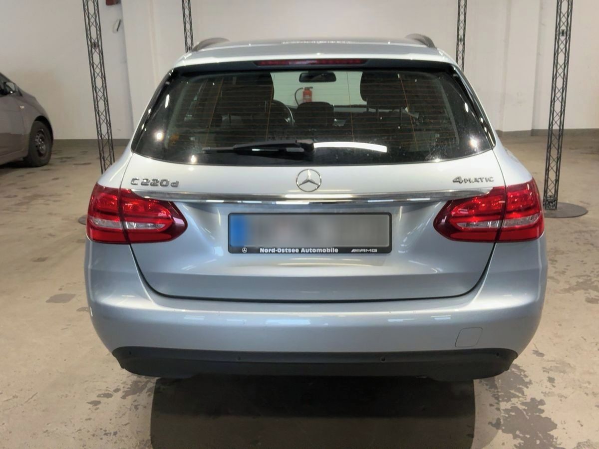 Mercedes-Benz Třídy C, C 220 d T 4Matic - fotka 3