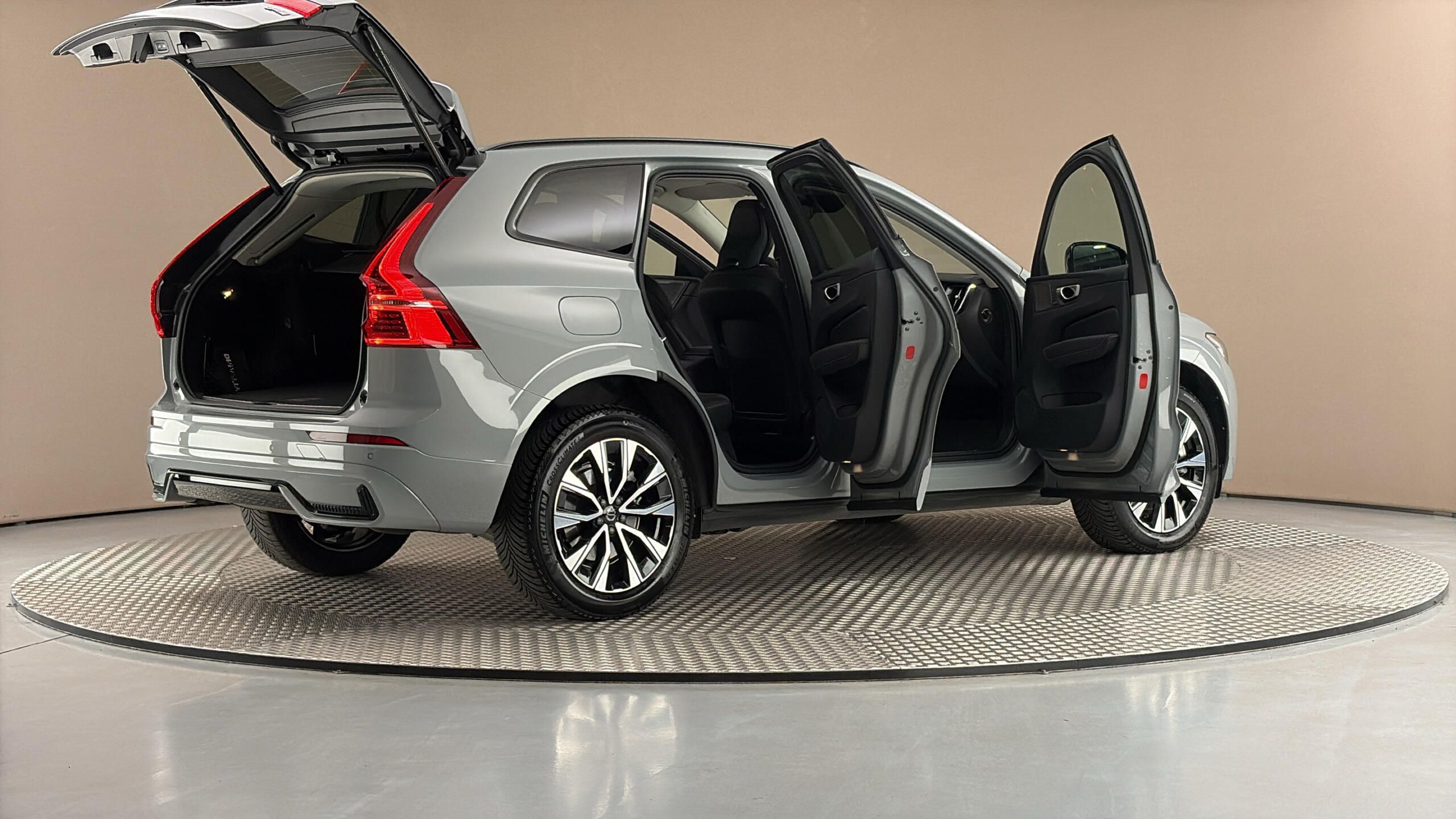 Volvo XC60, 2.0 B4 AUT AWD Plus Dark - fotka 6