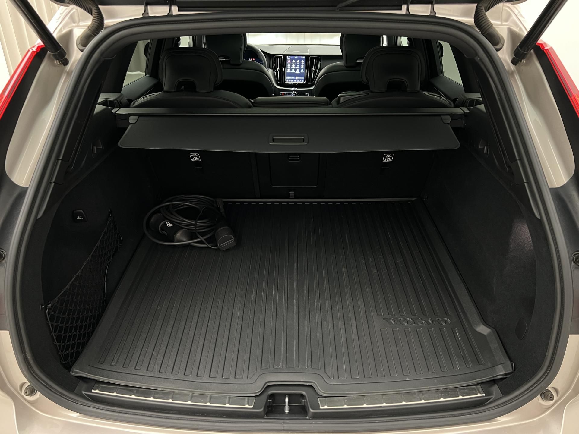 Volvo XC60, T6 AWD DARK PLUS RECHARGE AUT - fotka 5