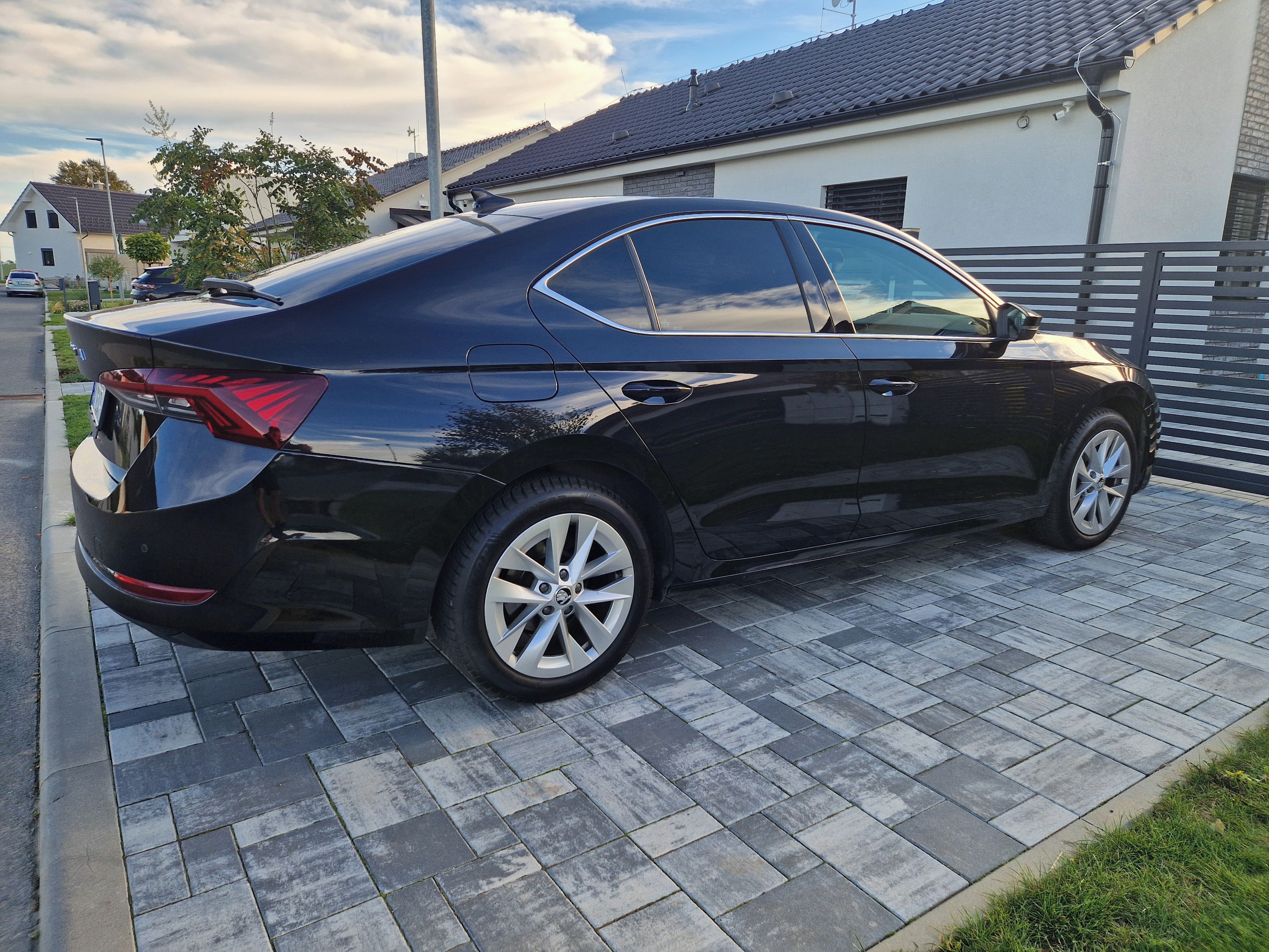 Škoda Octavia, 2.0 TDI 110kw DSG Style !!! - fotka 4