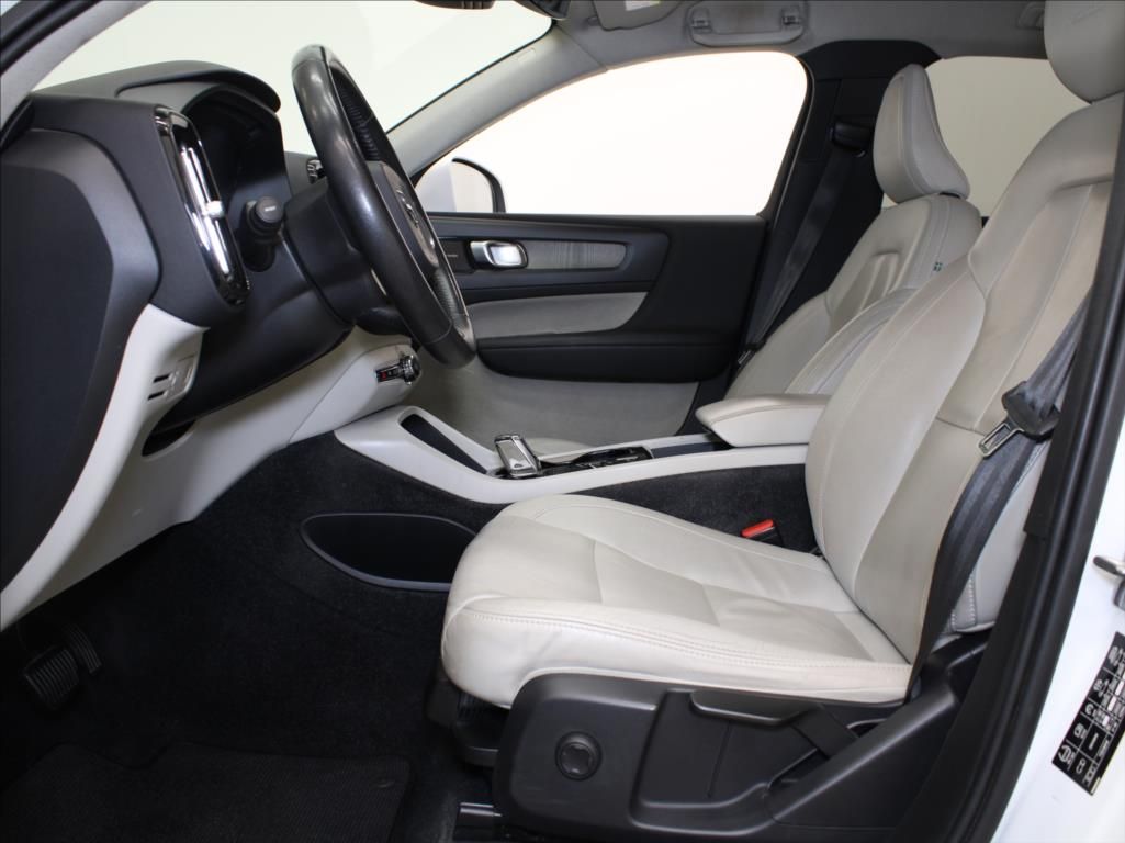 Volvo XC40, 2,0 T4 140kW Insc. H/K 1.maj.Č - fotka 6