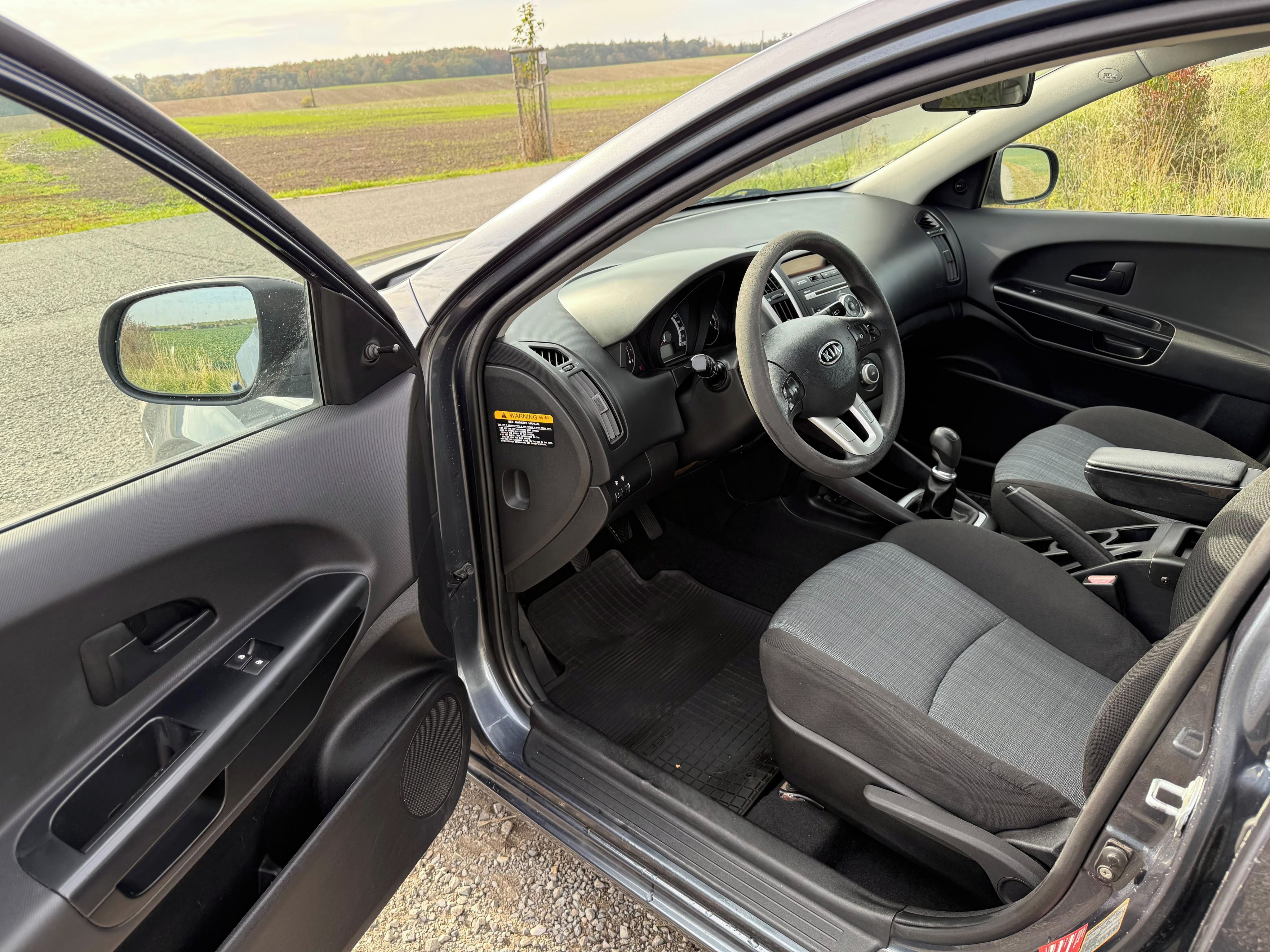 Kia Cee´d, 1.4i [telefon skryt]km - fotka 4