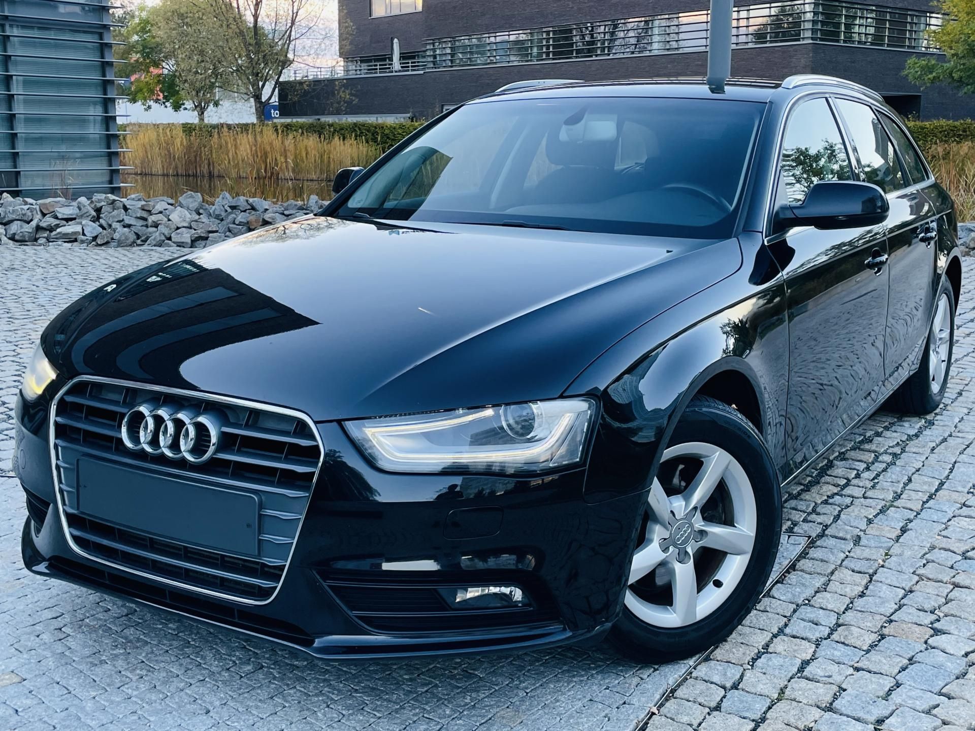 Audi A4, 2.0TDI MAN VÝHŘEV SERVISKA LED