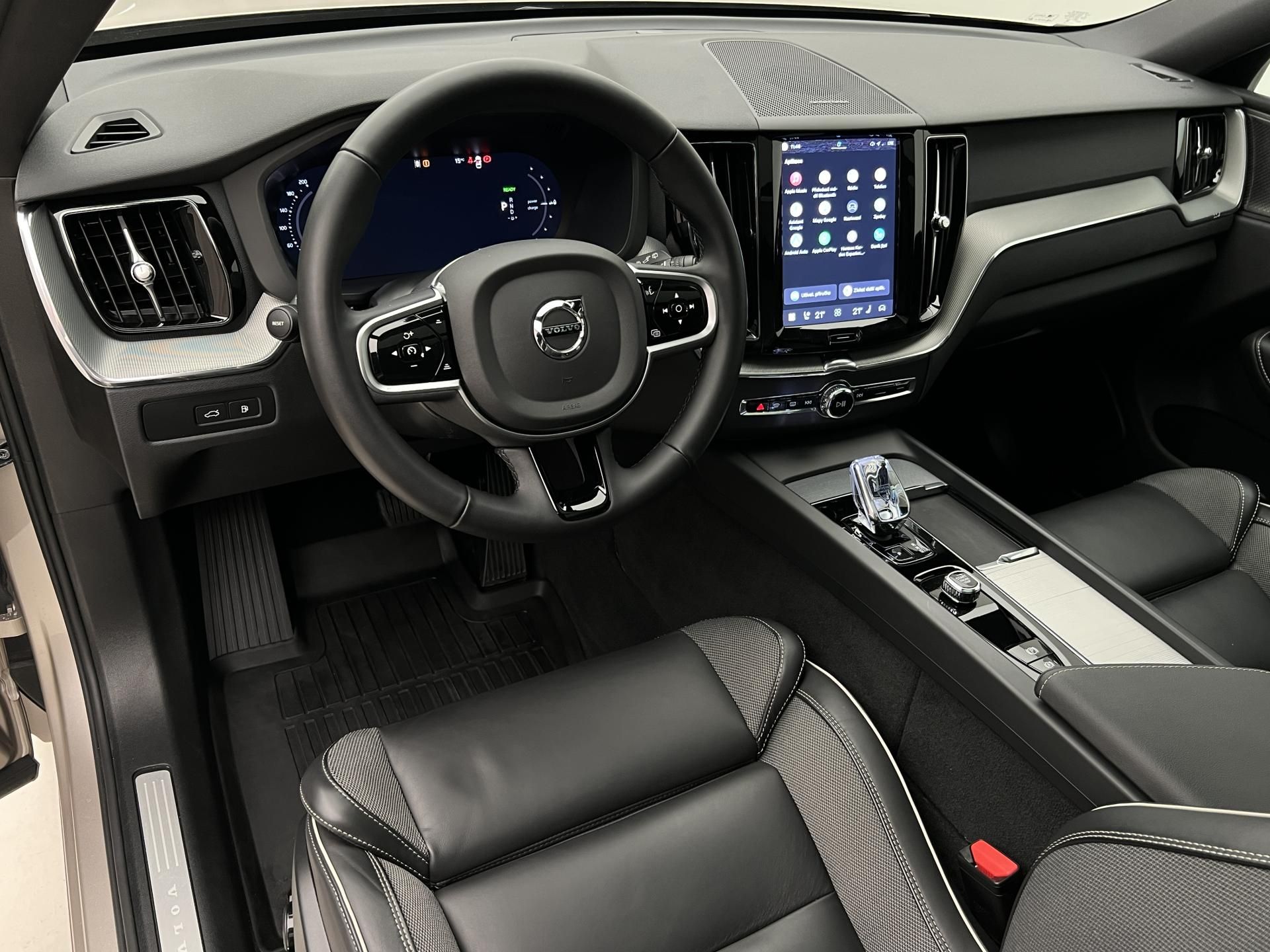 Volvo XC60, T6 AWD DARK PLUS RECHARGE AUT - fotka 4