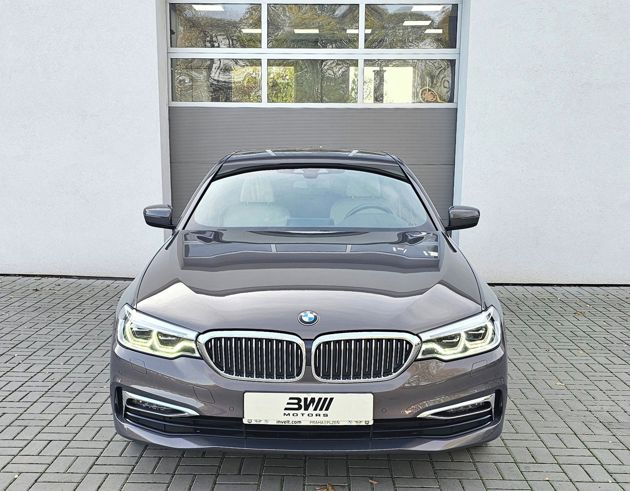 BMW Řada 5, 520d xDrive Individual - fotka 2