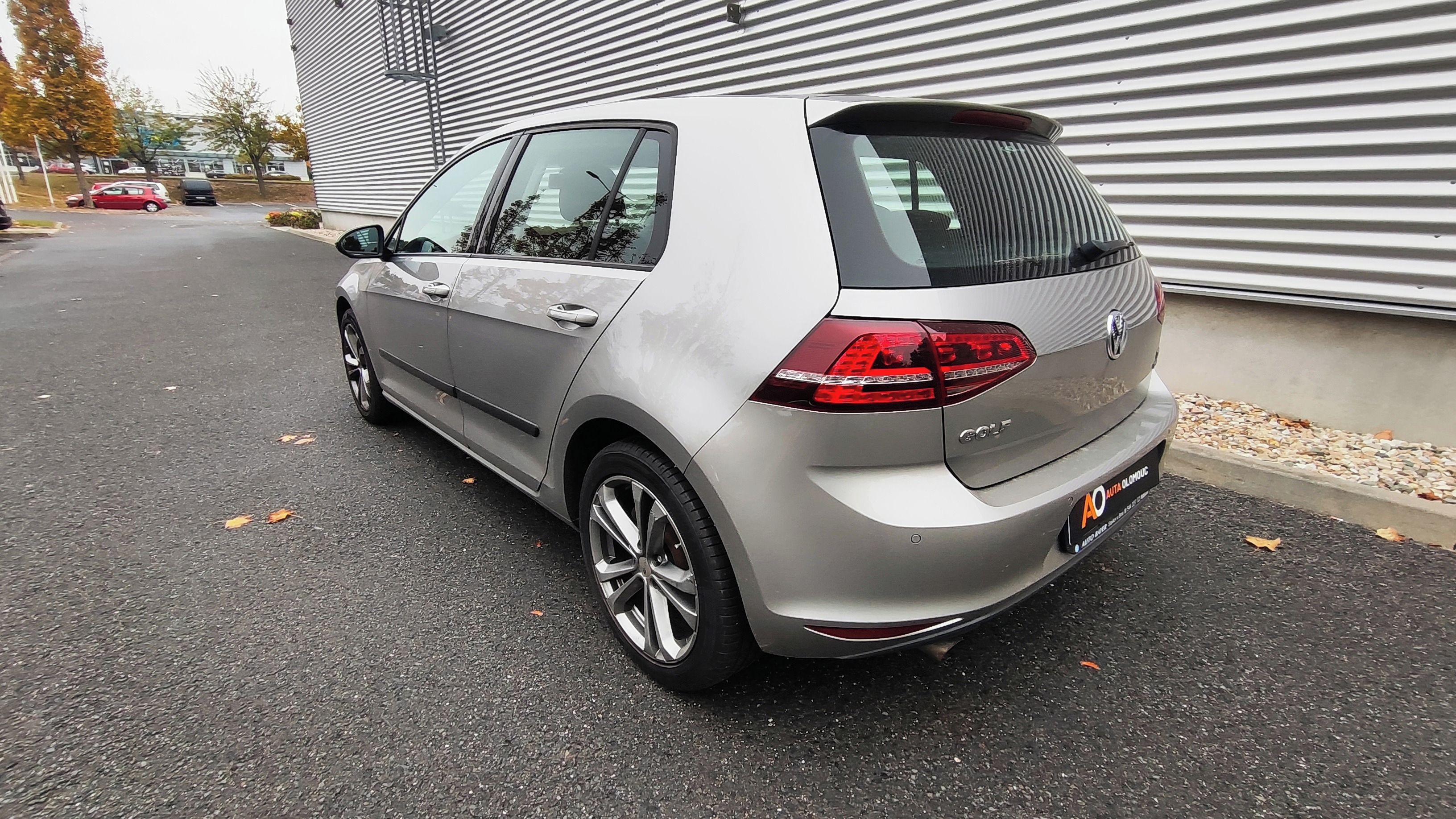 Volkswagen Golf, 1.6 TDI DSG Highline 1.maj ČR - fotka 3