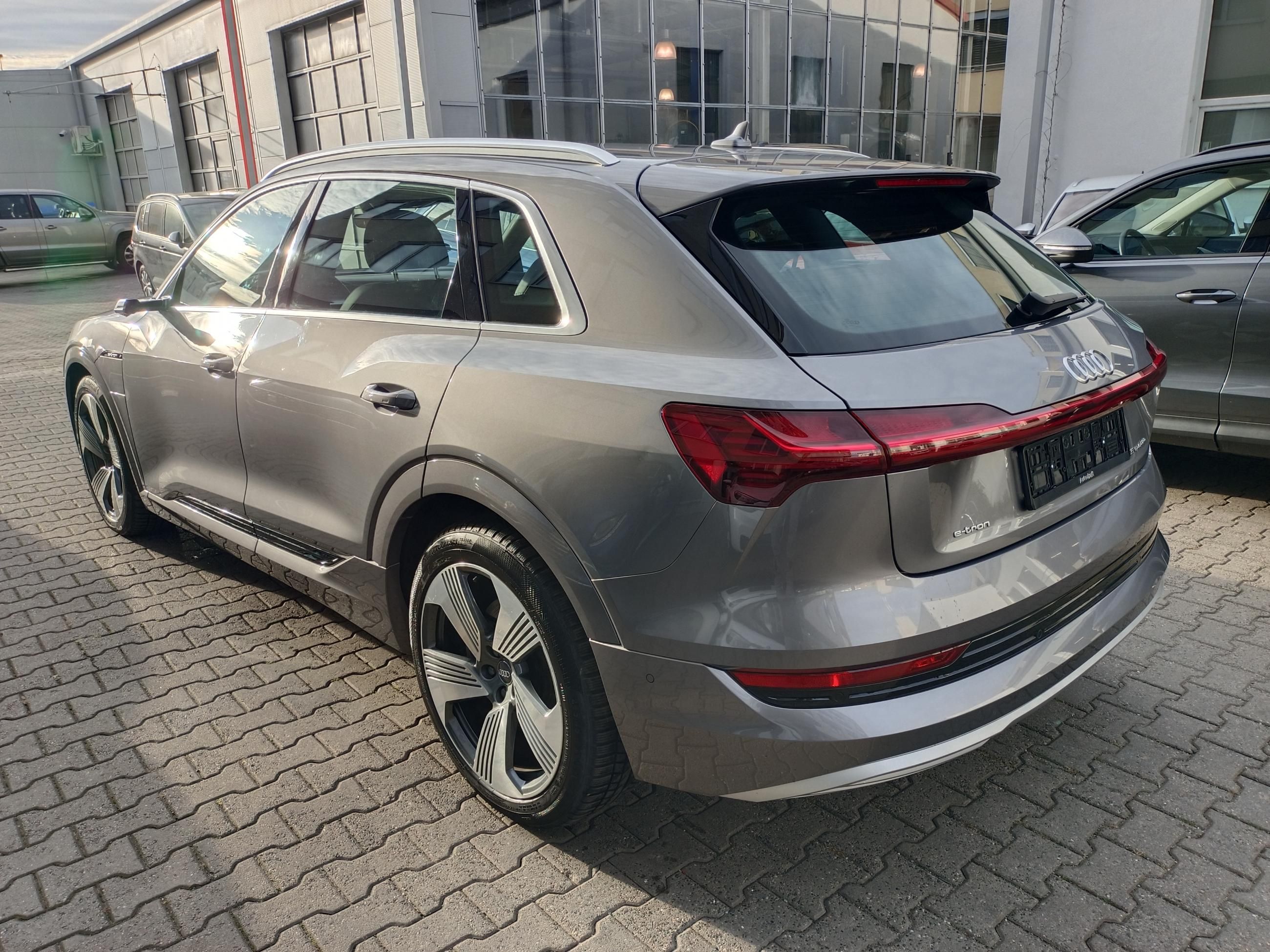 Audi e-tron, 55 4x4 300 kW / Vzduch - fotka 3