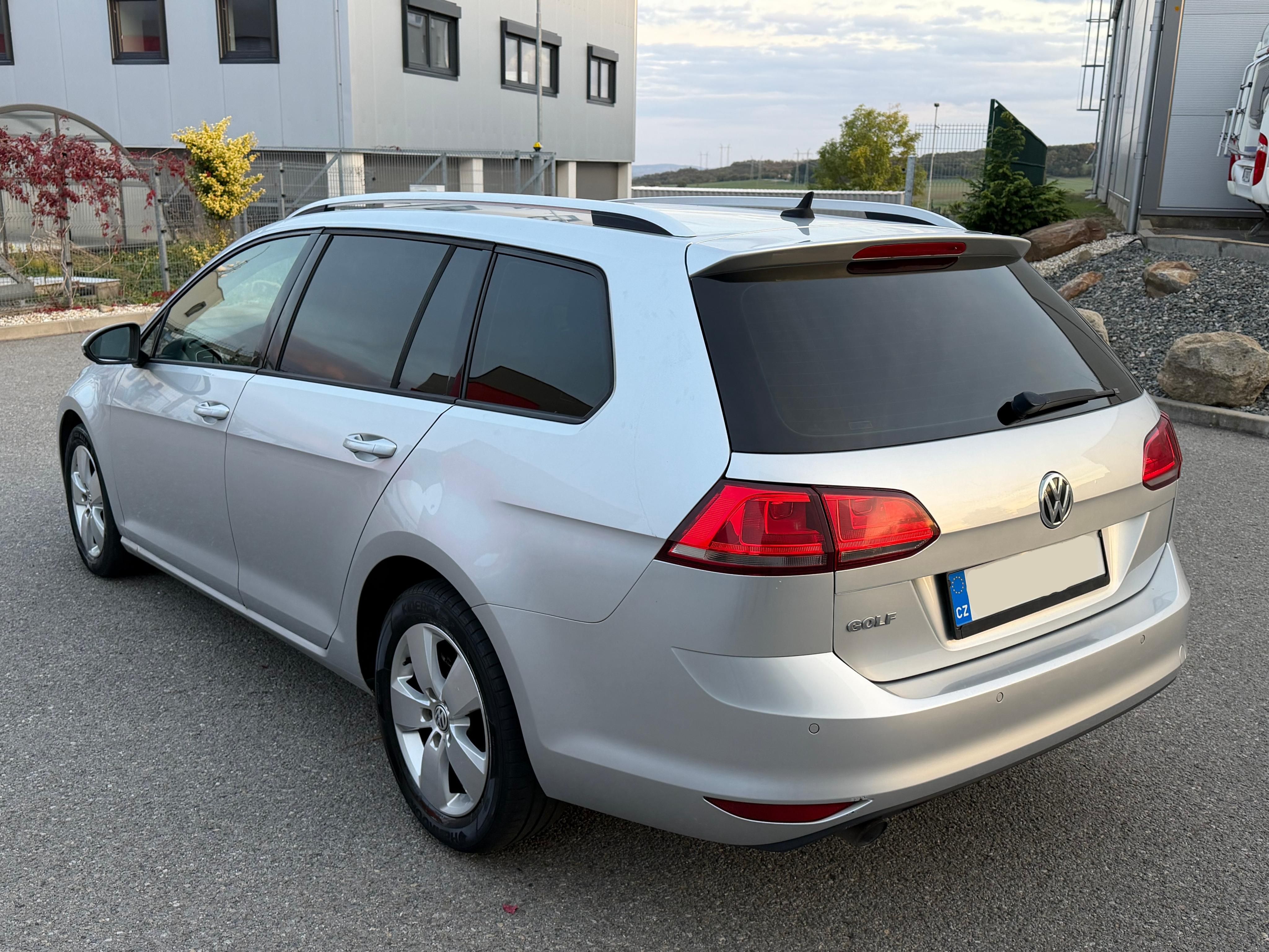 Volkswagen Golf, 1.6TDI 77KW,DSG,Xenon,Navi - fotka 3