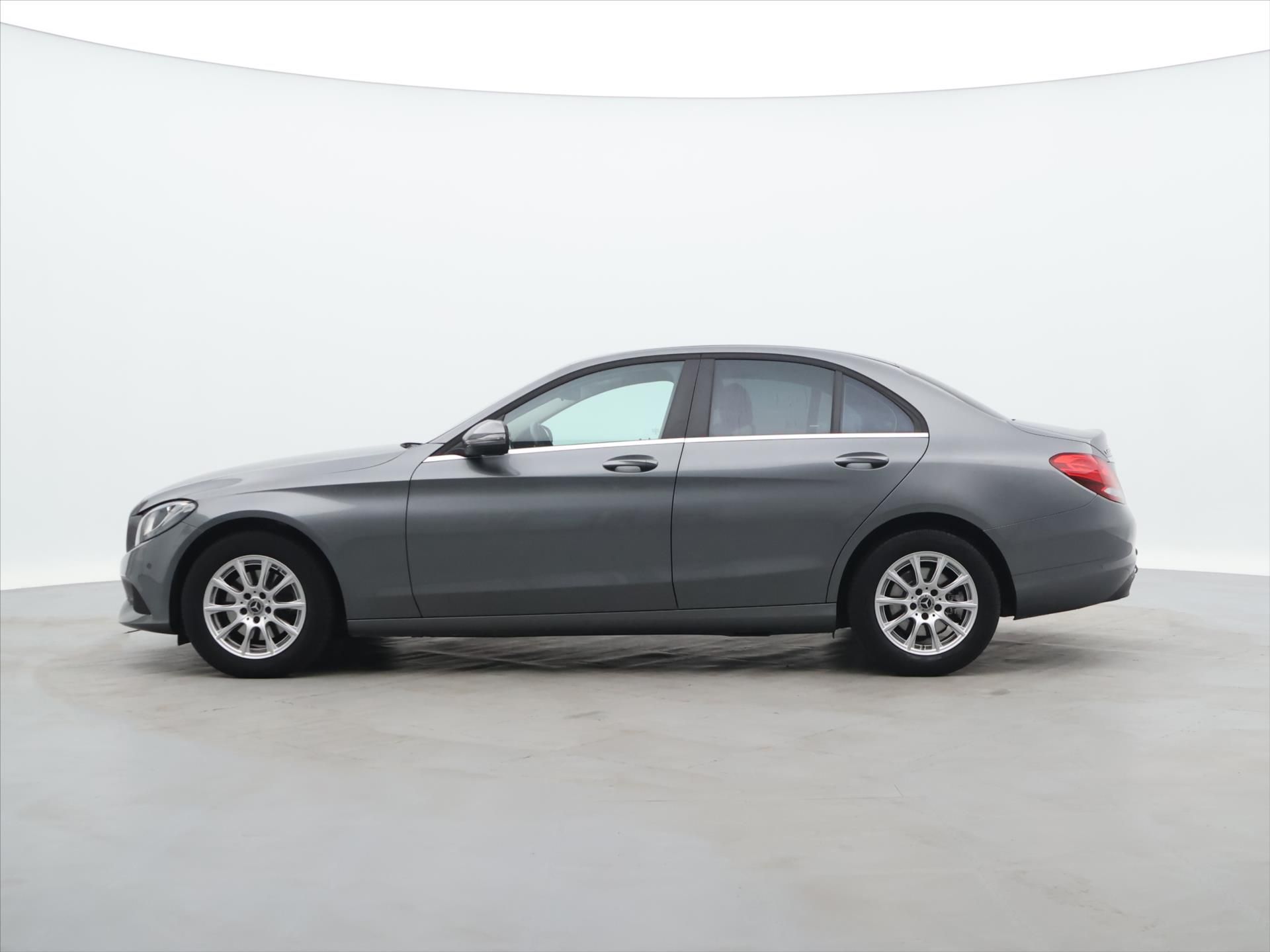 Mercedes-Benz Třídy C, 2,1 220d 125kW Aut.klima Tažné - fotka 4