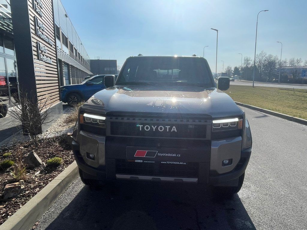 Toyota Land Cruiser, 2.8D 8AT 4x4 Executive Skyview - fotka 4