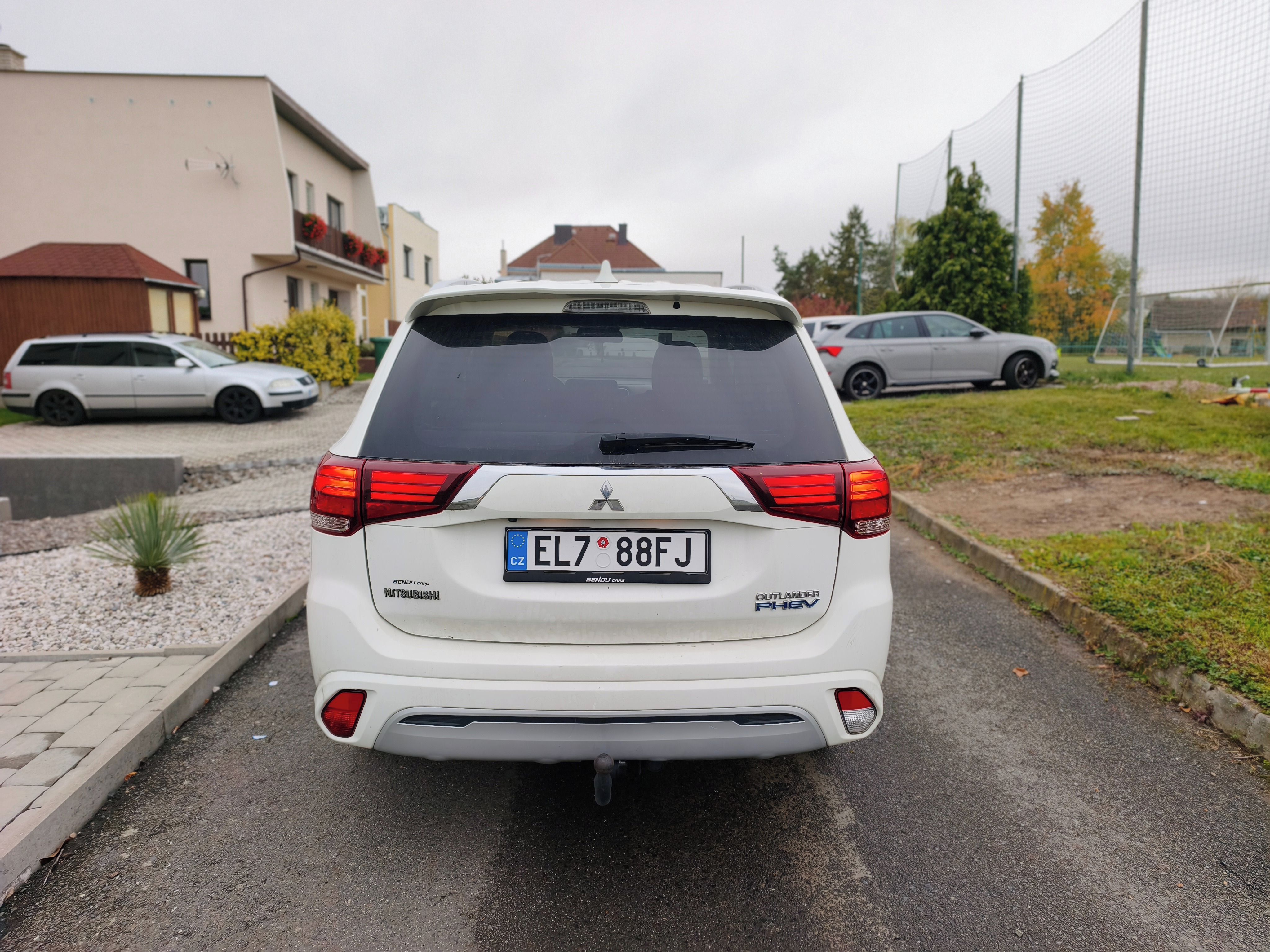 Mitsubishi Outlander, 2.4 l + 2x elektromotor - fotka 4