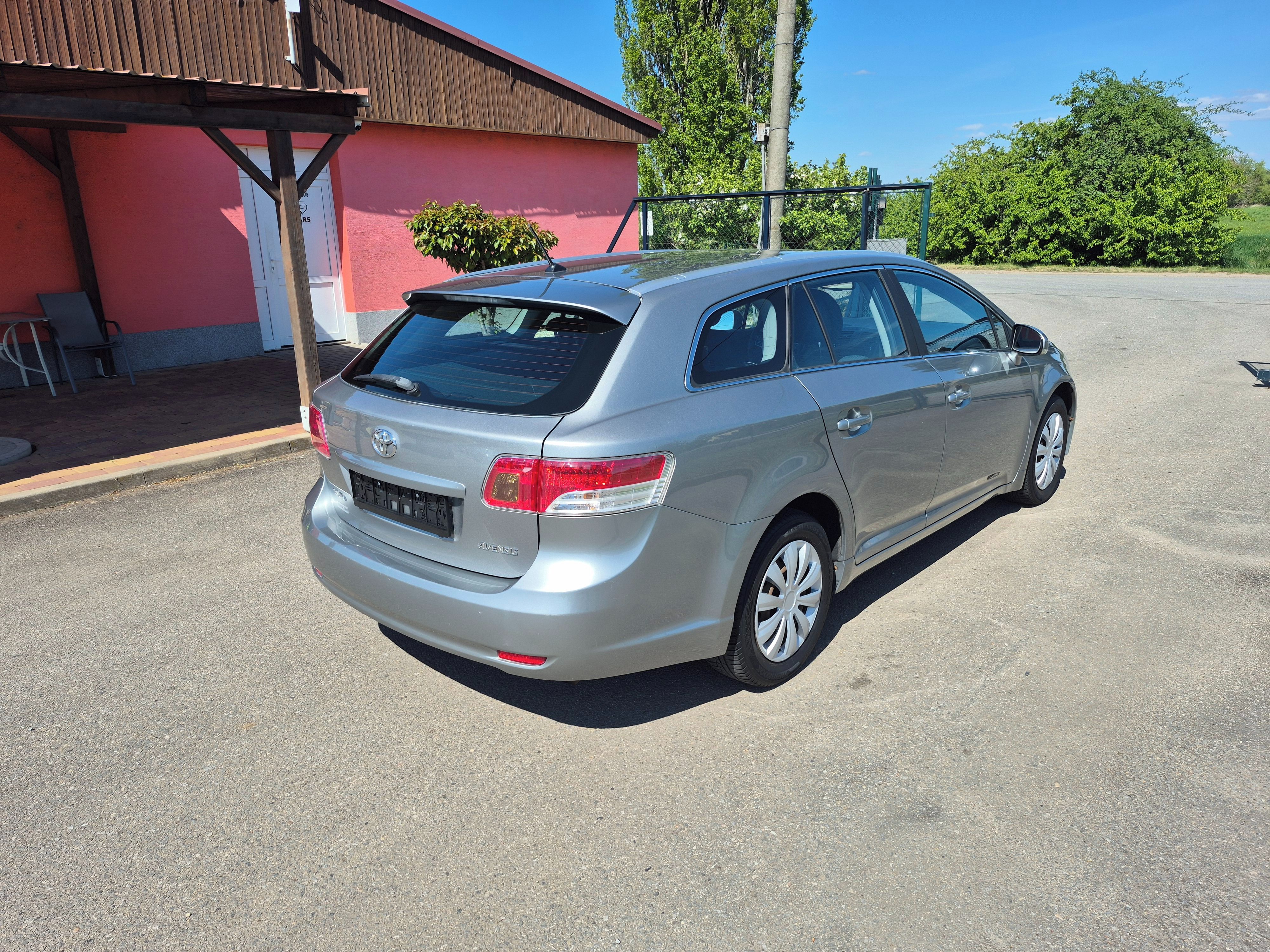 Toyota Avensis, 2,0D, 93kW, serviska - fotka 4