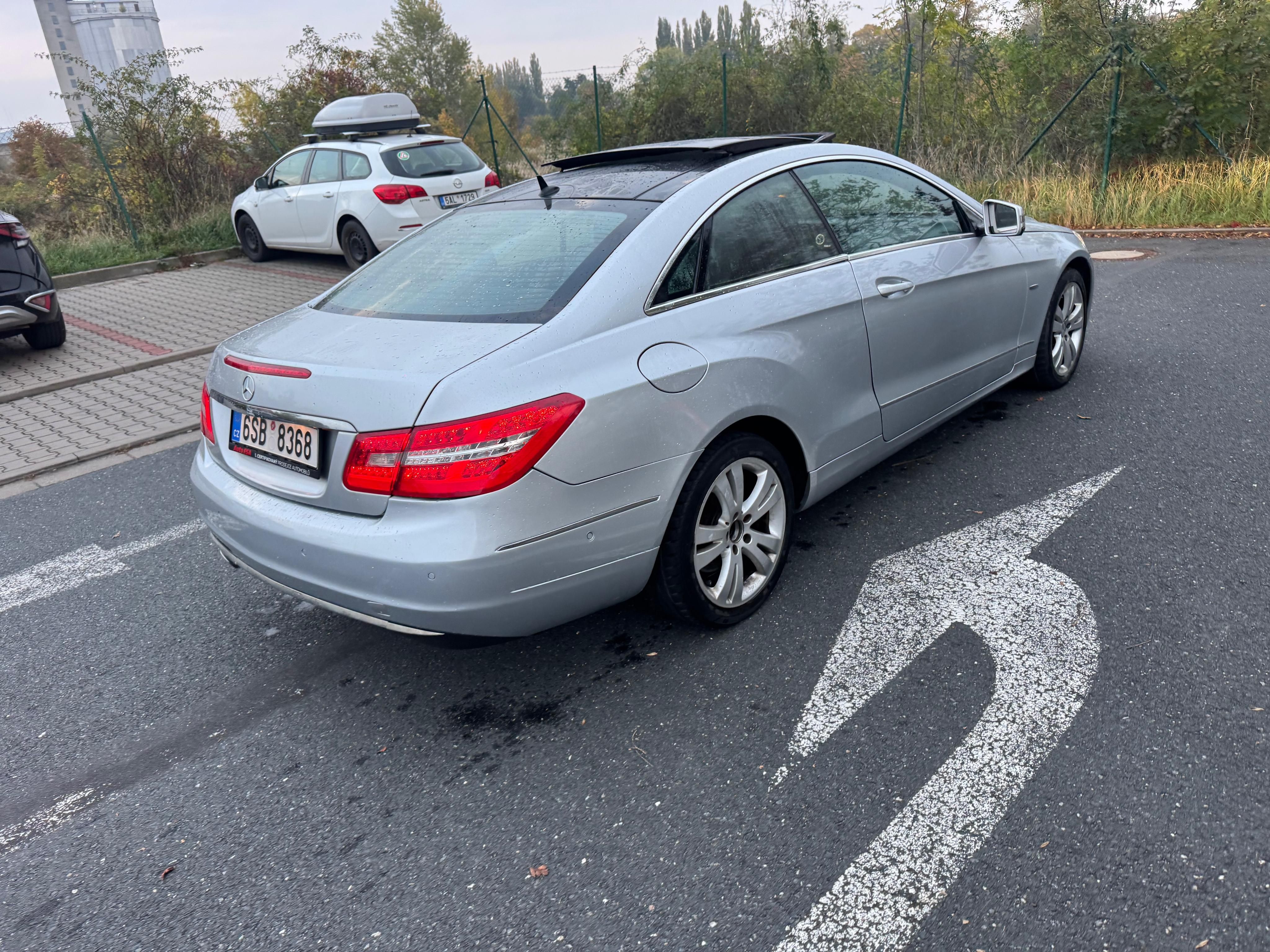 Mercedes-Benz Třídy E, Prodam Mercedes E coupe C207 2 - fotka 4