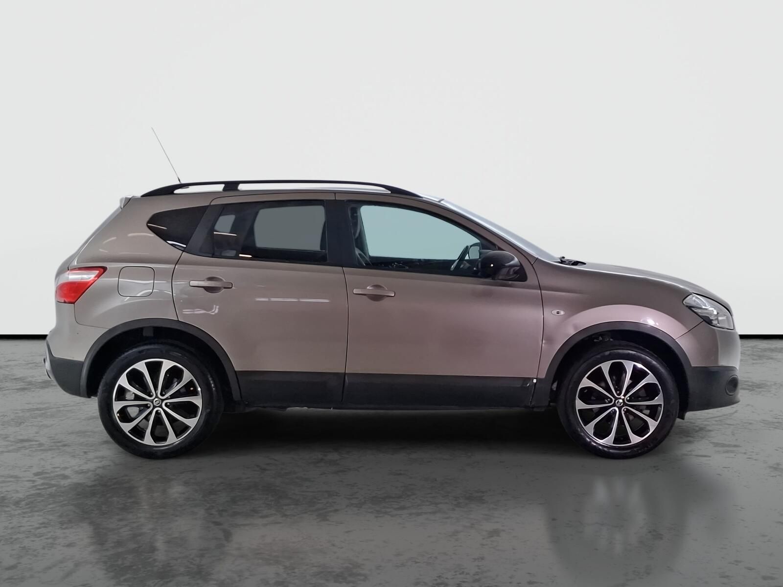 Nissan Qashqai, 1.6, Kožené sedačky, Xenony - fotka 6