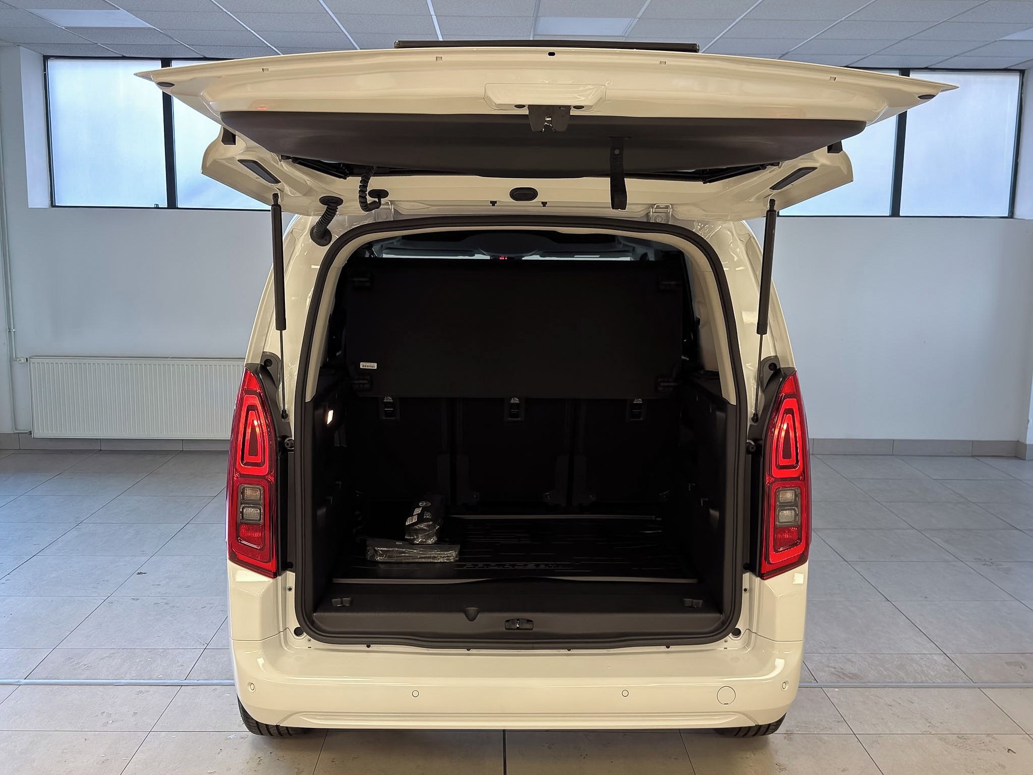 Toyota Proace City Verso, Family, 1.2L Petrol, 4x2, 6MT - fotka 6