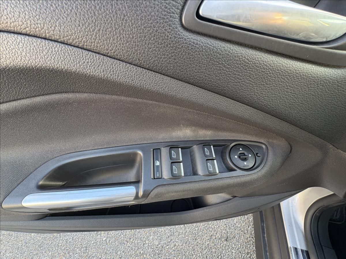 Ford C-MAX, 1,5 TDCi 88kW Xenon,Výhřev,Nav - fotka 4