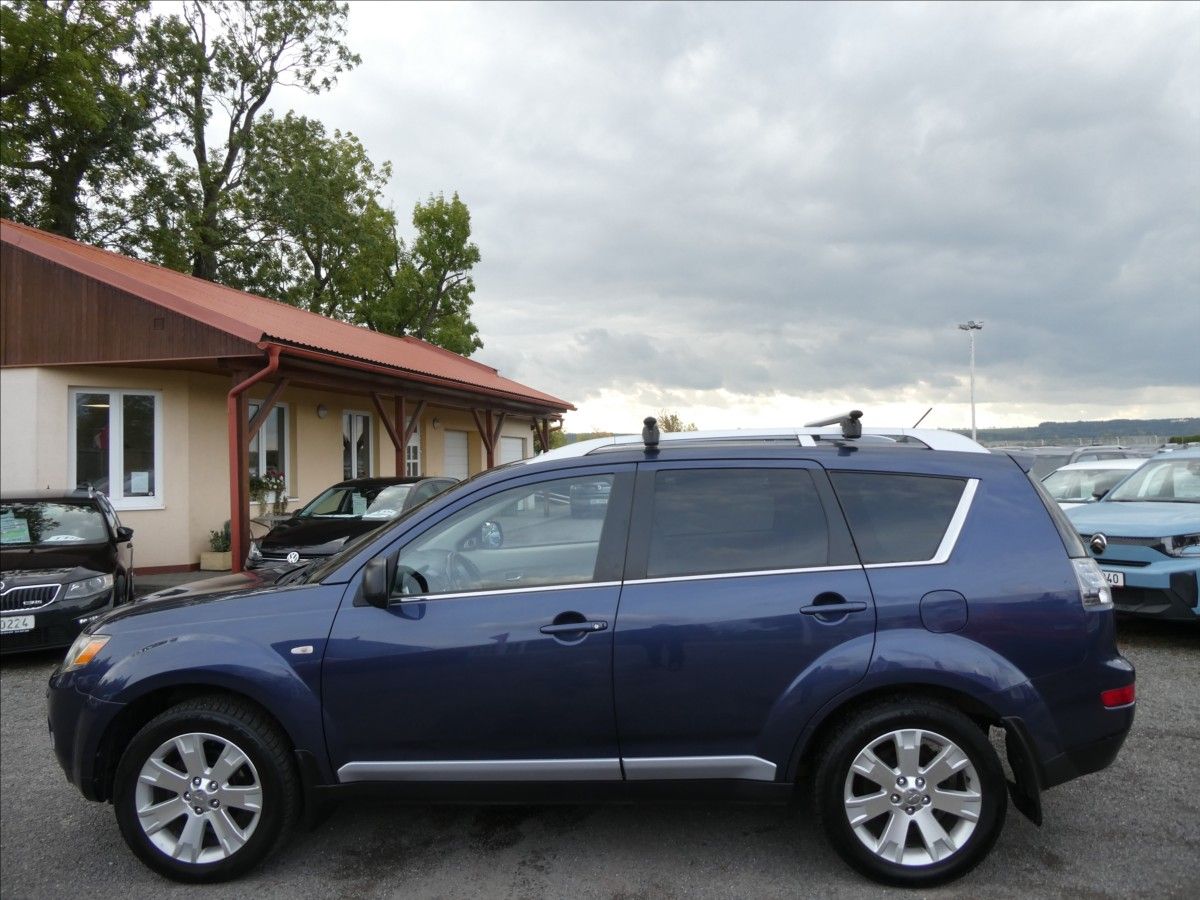 Mitsubishi Outlander, 2,4 i 125kW 7.míst,4x4,automat - fotka 5