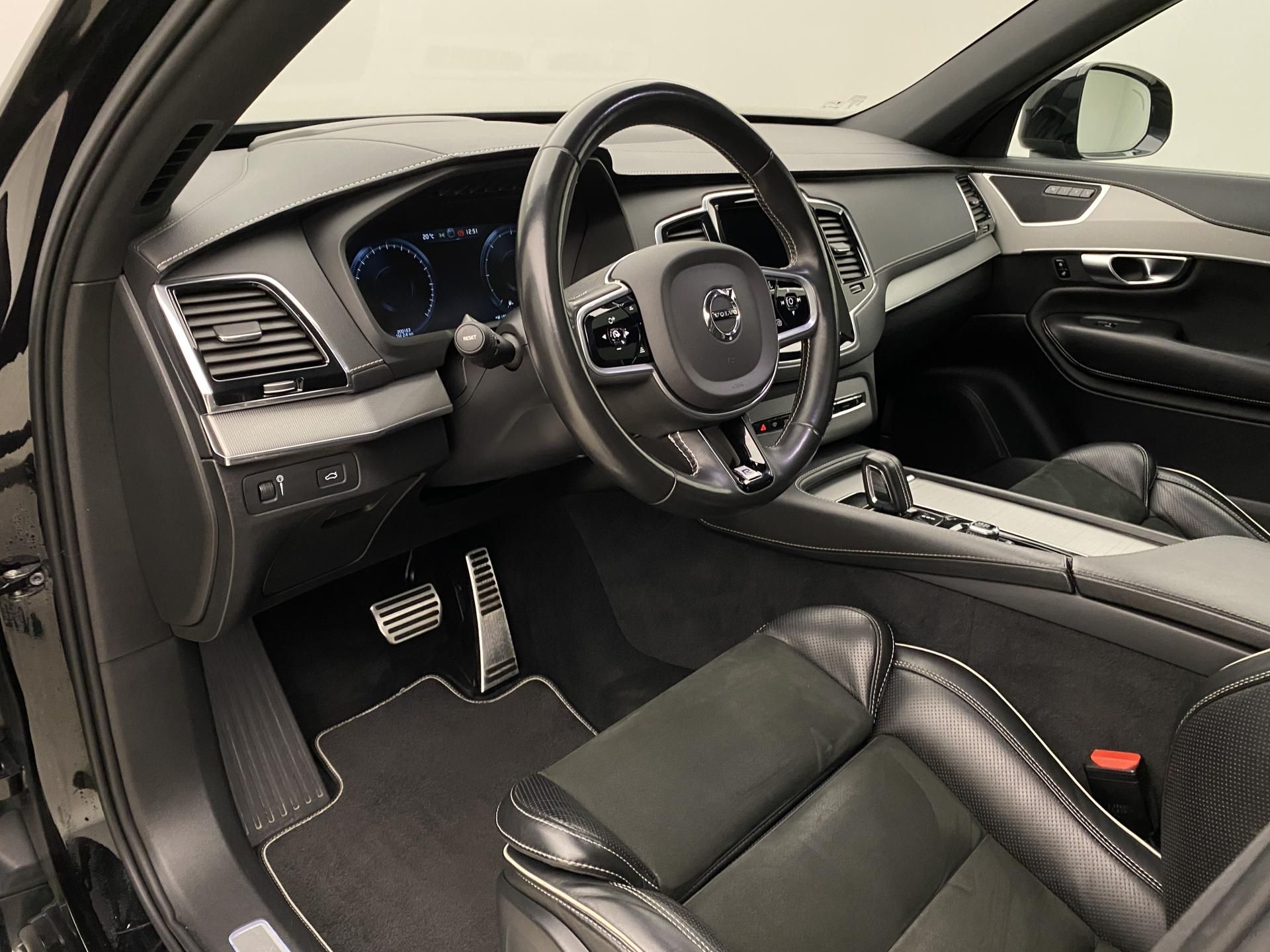 Volvo XC90, B5 AWD R-DESIGN AUT 7míst - fotka 4