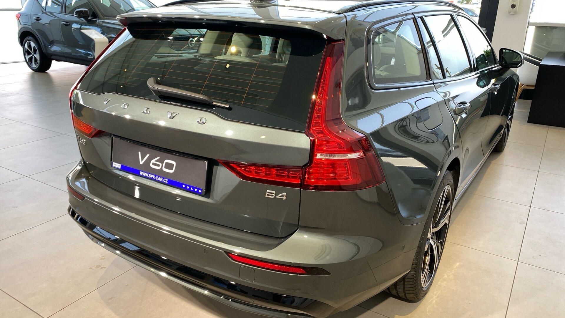 Volvo V60, PLUS DARK, B4, 145+10 kW / 197 - fotka 6