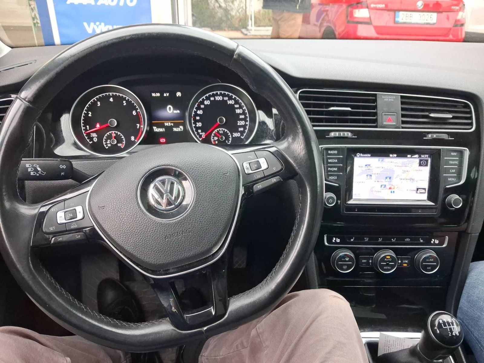 Volkswagen Golf, 1.4 TSI, Highline, Serv.kniha - fotka 3
