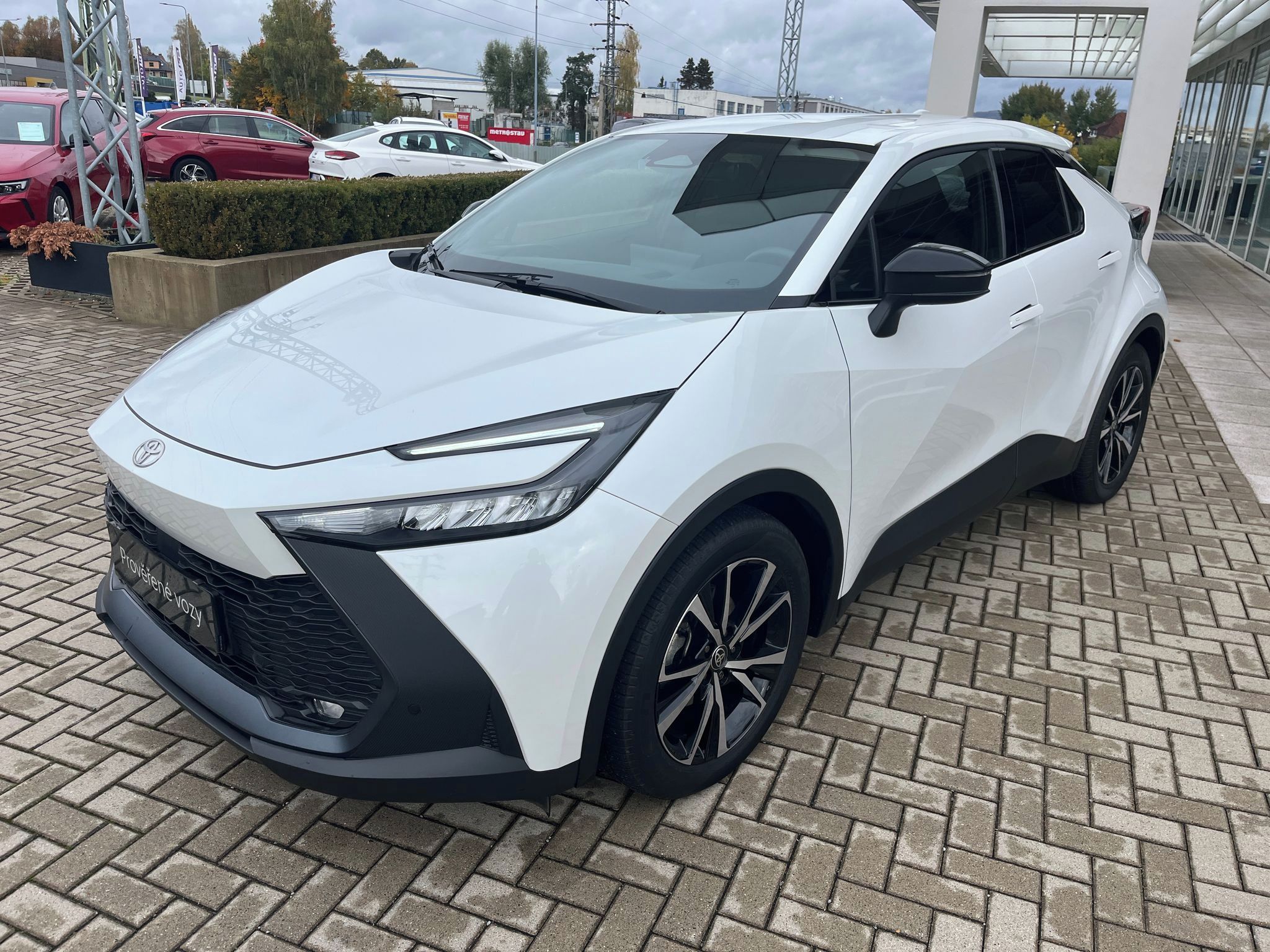 Toyota C-HR, 1.8 Hybrid e-CVT Style - fotka 2