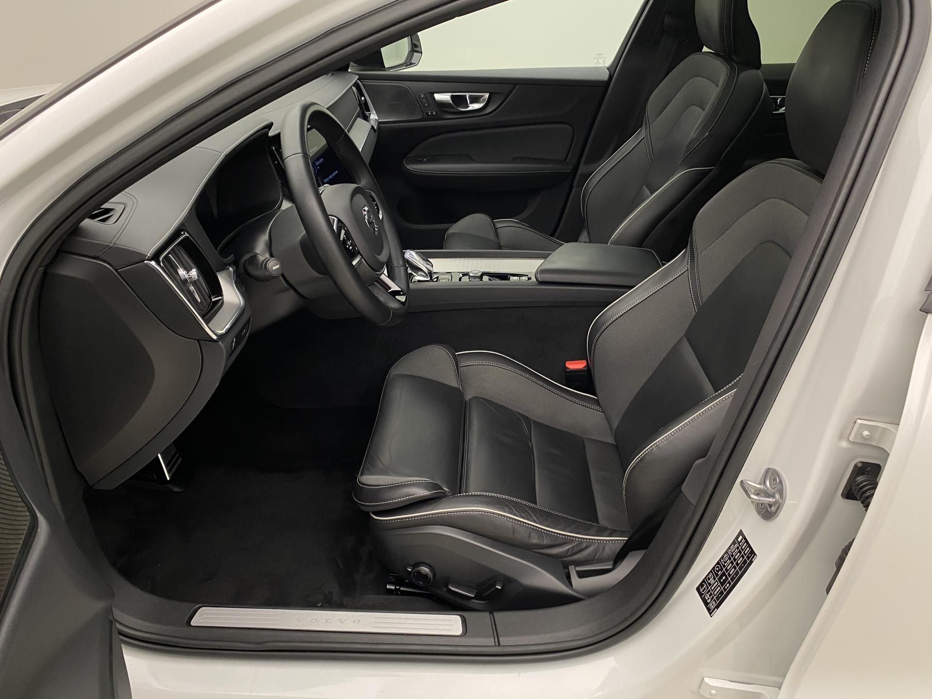 Volvo V60, B4 DARK PLUS AUT - fotka 3
