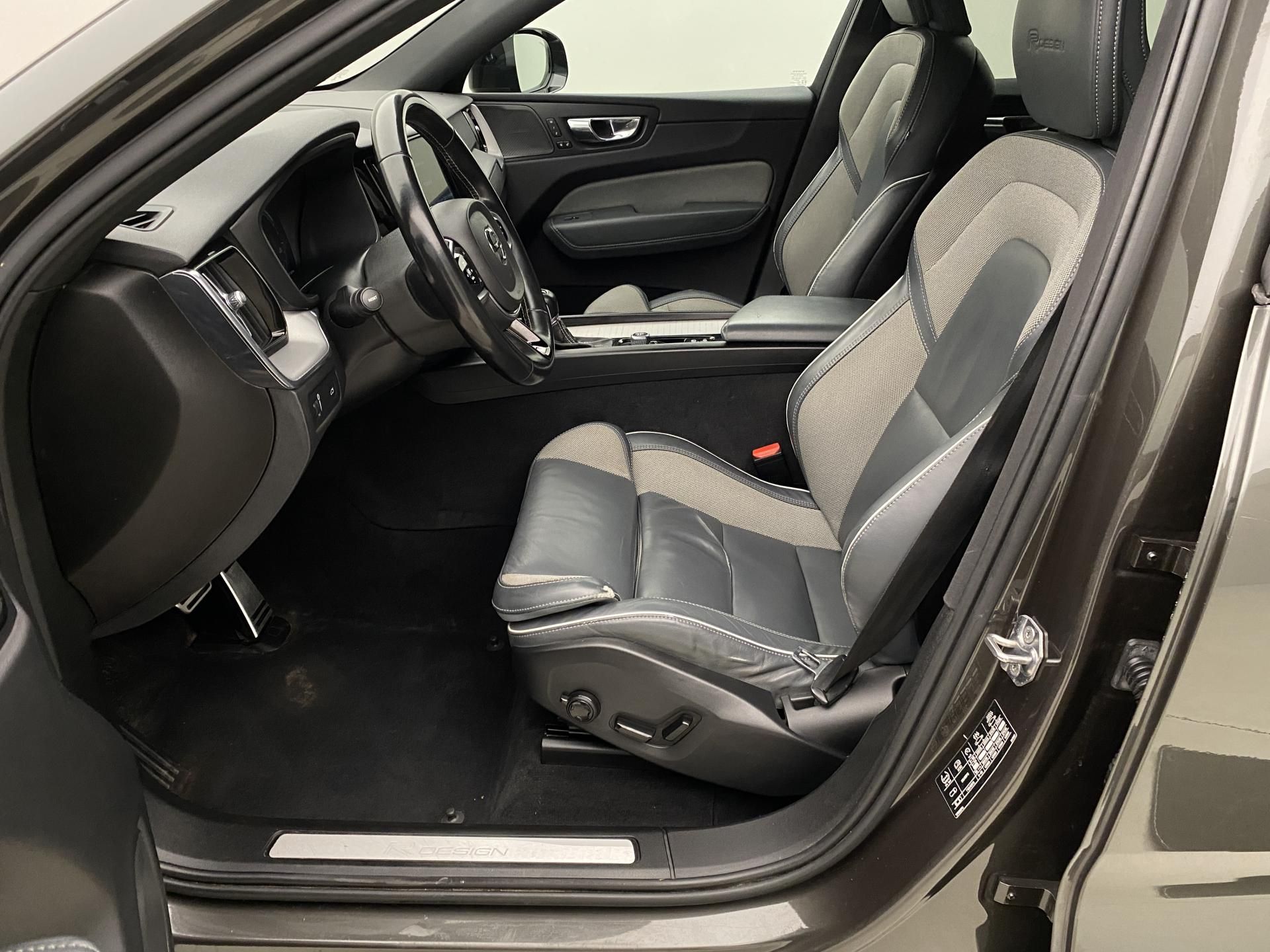 Volvo XC60, T5 AWD R-DESIGN AUT CZ - fotka 3