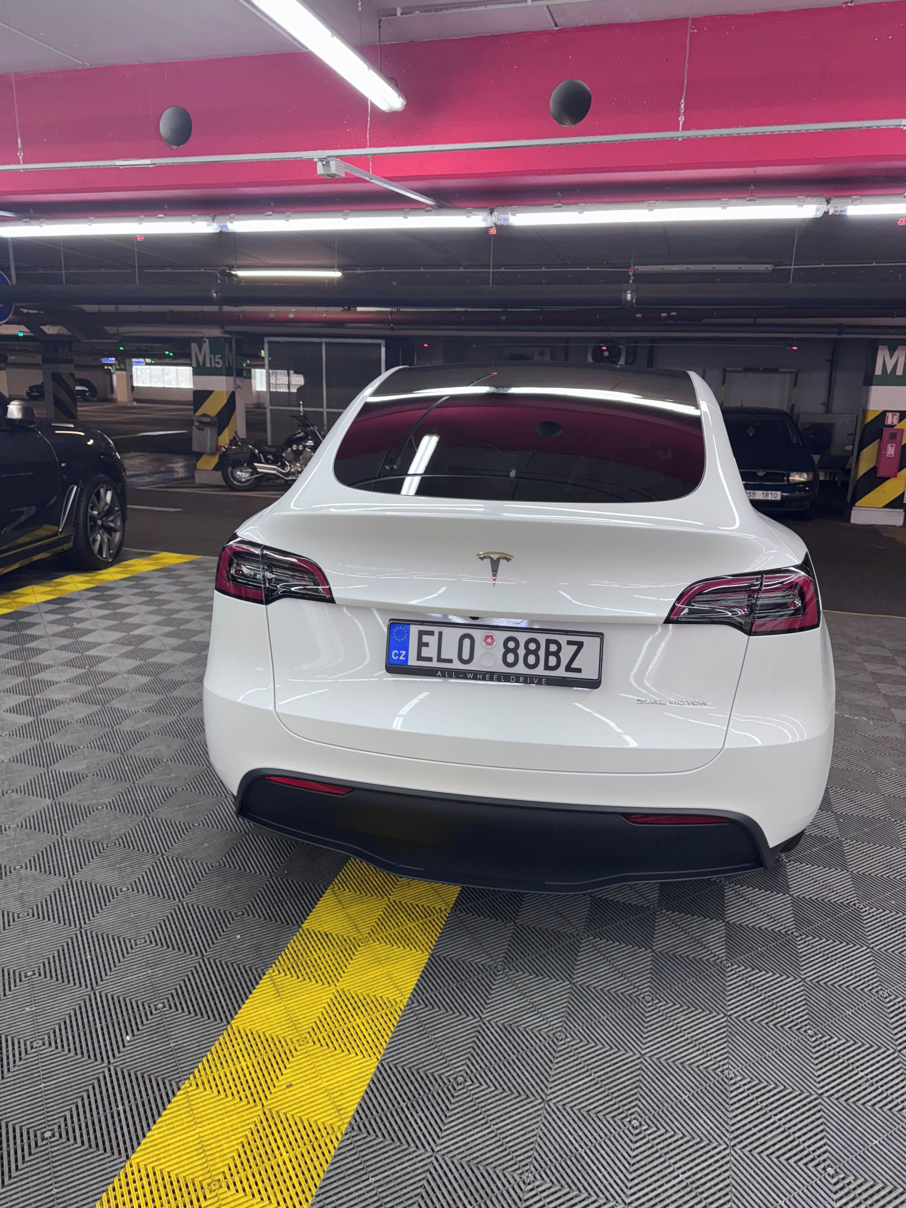 Tesla Model Y, Long Range AWD, bílý interiér - fotka 6
