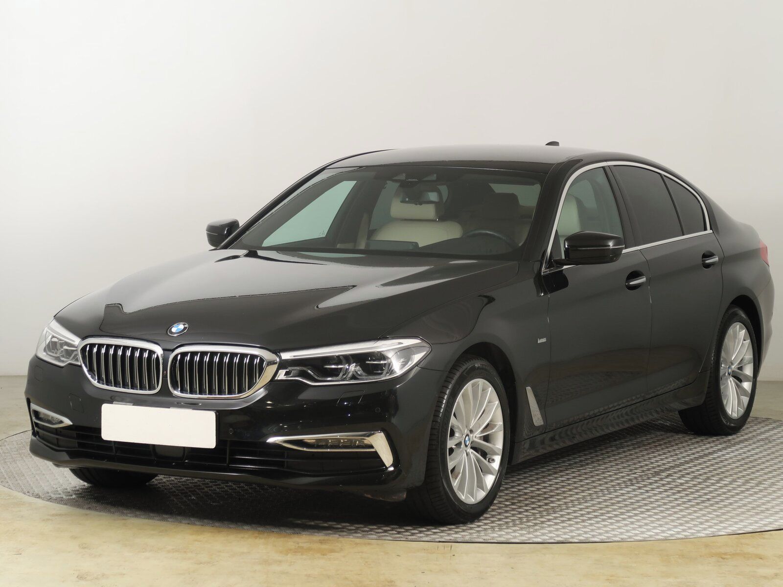 BMW Řada 5, 530i xDrive, Luxury Line, 4X4 - fotka 2