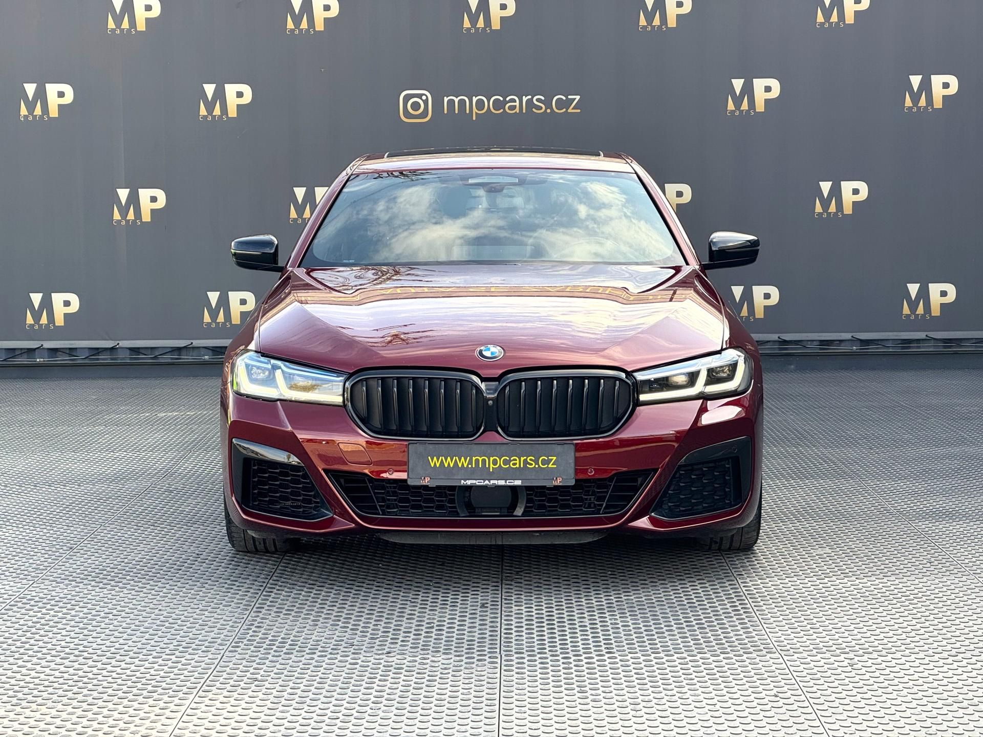 BMW Řada 5, M550i xDrive Laser, DPH, 1.Maj - fotka 2