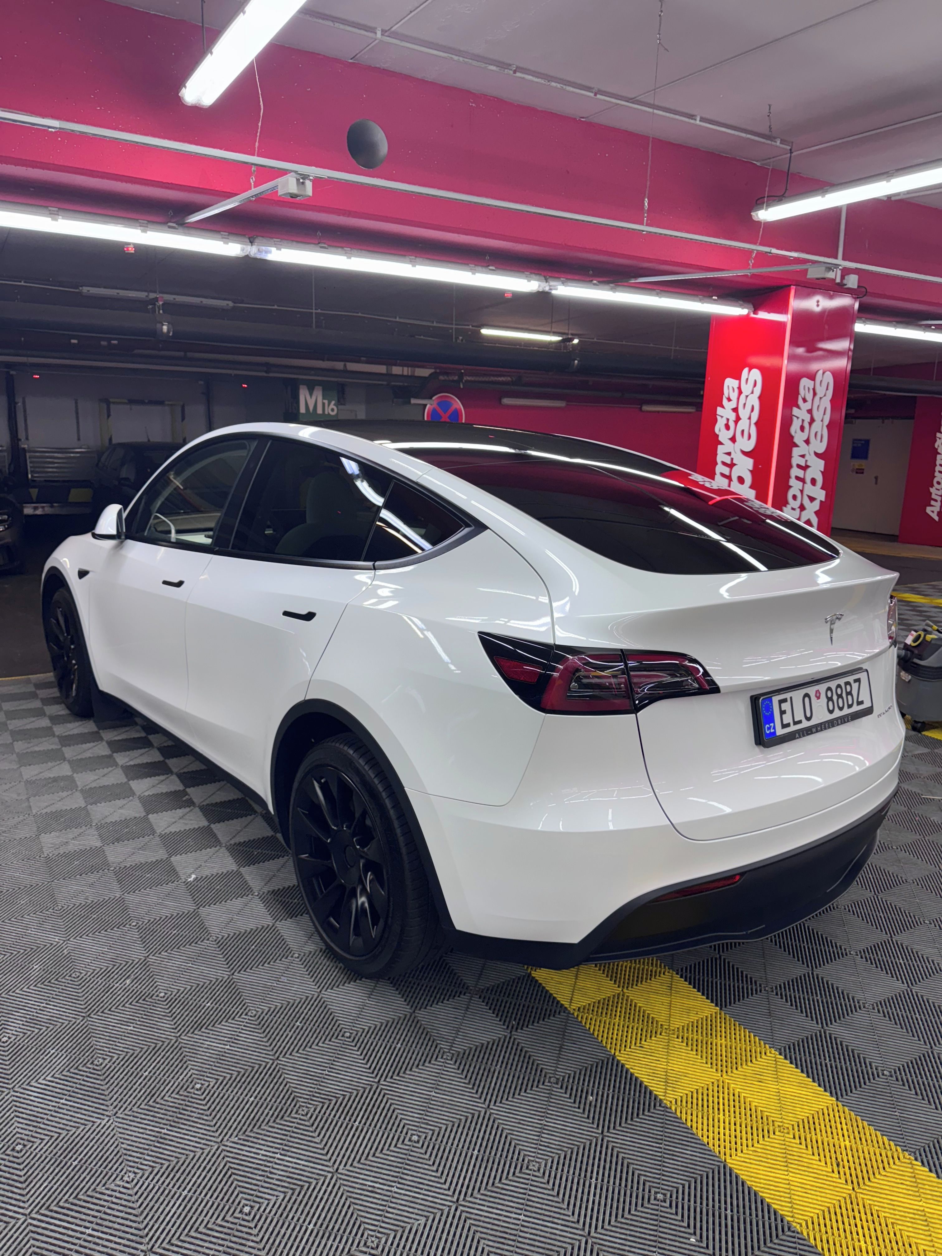 Tesla Model Y, Long Range AWD, bílý interiér - fotka 3