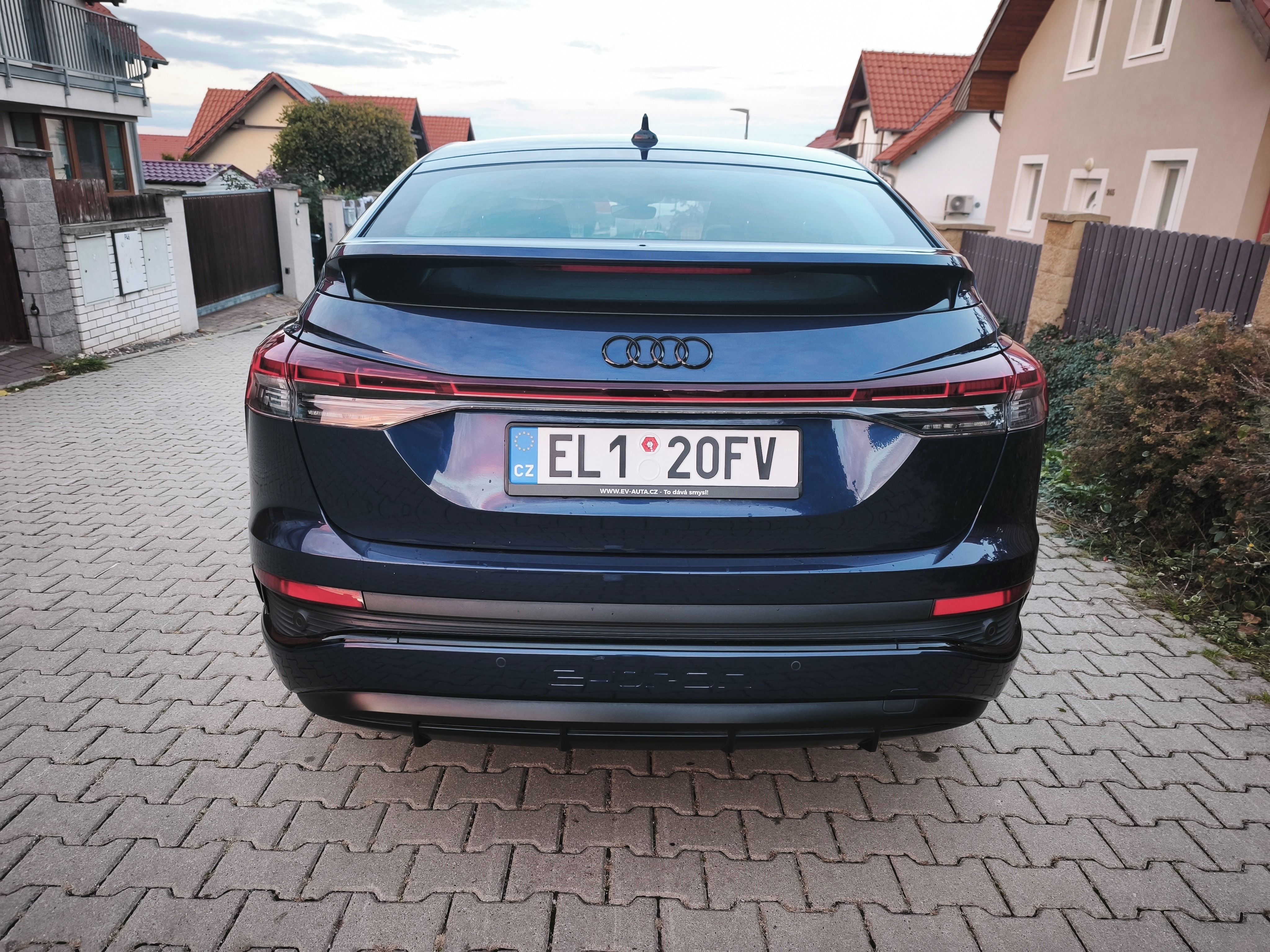 Audi Q4, 360kam*S-Line*82kWh*ACC*SoH96% - fotka 4