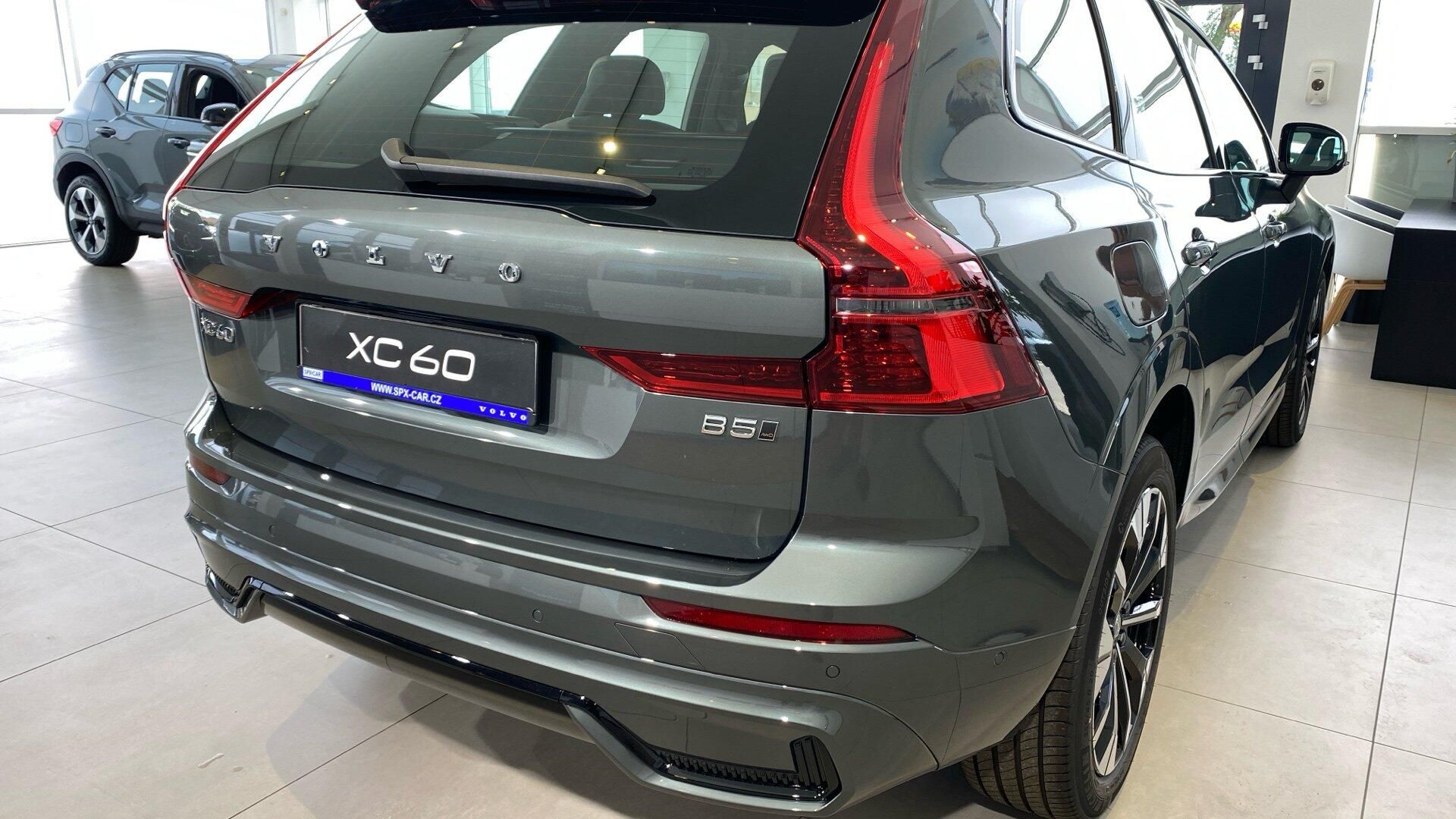 Volvo XC60, PLUS DARK, B5 AWD, 184+10 kW / - fotka 4