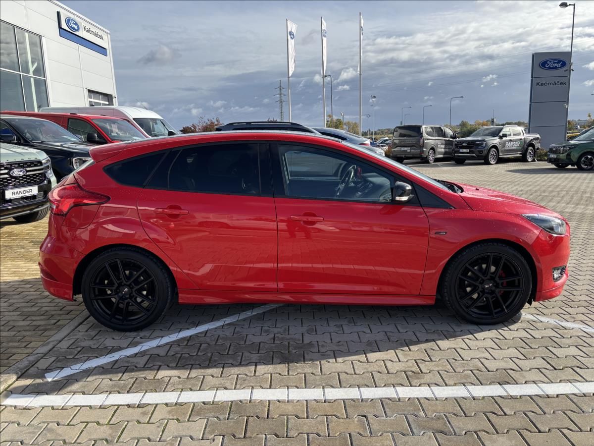 Ford Focus, 1,0 EcoBoost RaceRed ST-line - fotka 6