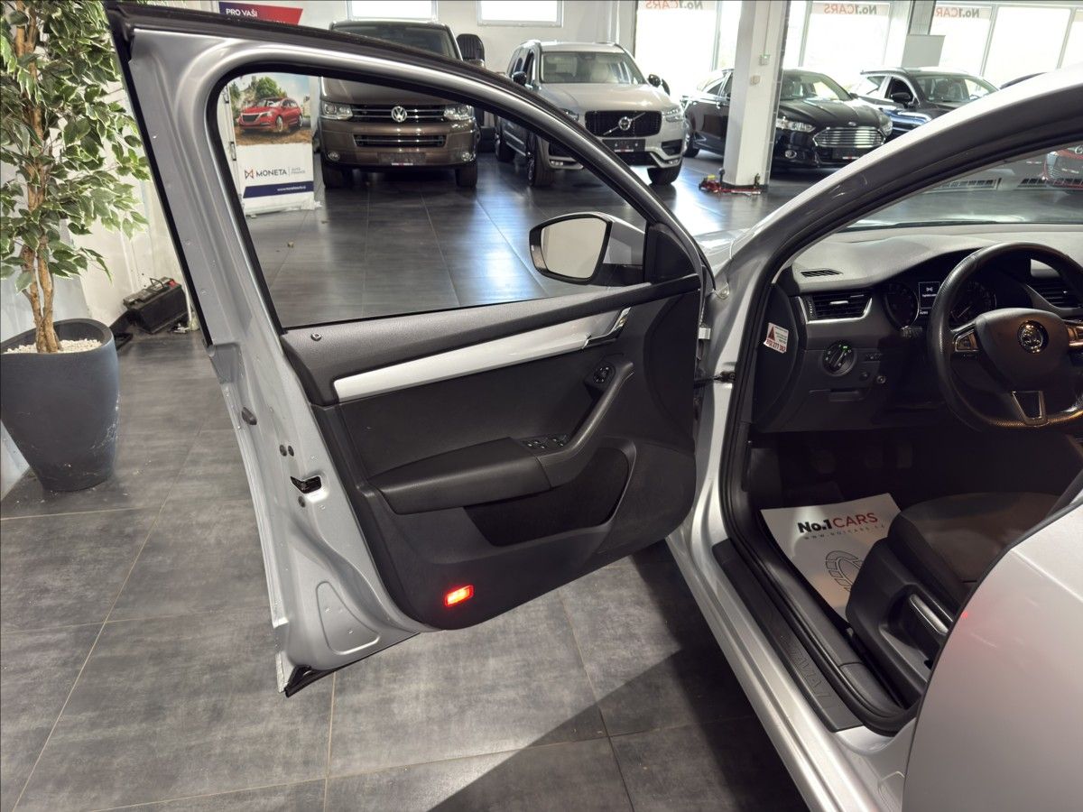 Škoda Octavia, 1,6   TDI KEY-LESS TAŽNÉ ČR - fotka 6