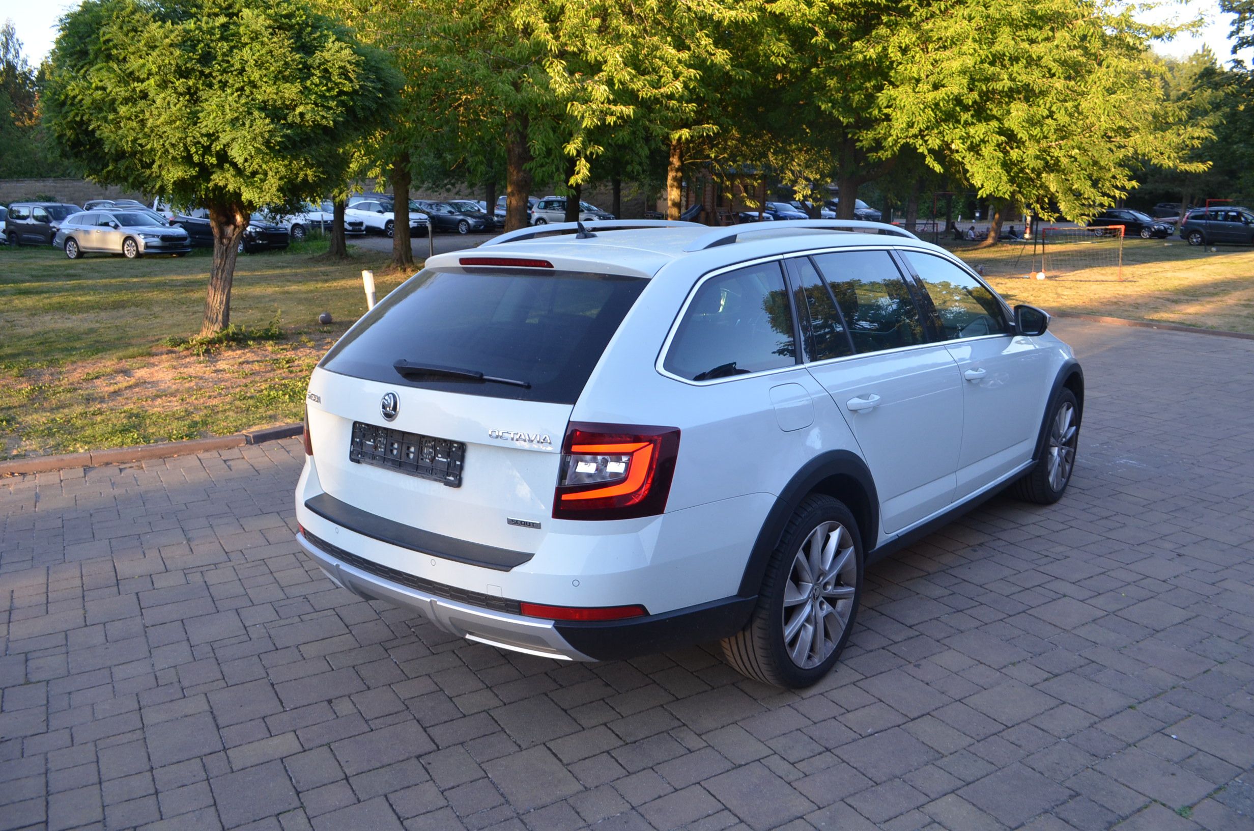 Škoda Octavia, SCOUT*2.0TDI*135KW*FACELIFT - fotka 4