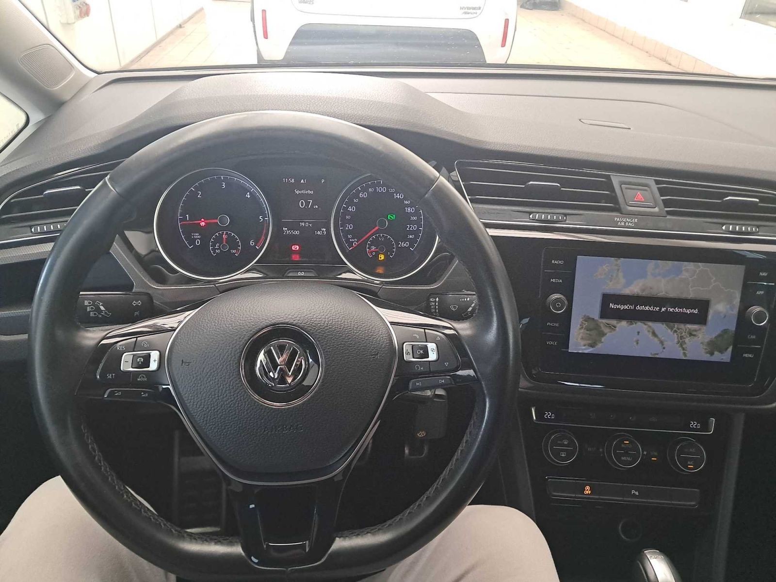 Volkswagen Touran, 2.0 TDI, Automat, 7 míst - fotka 3